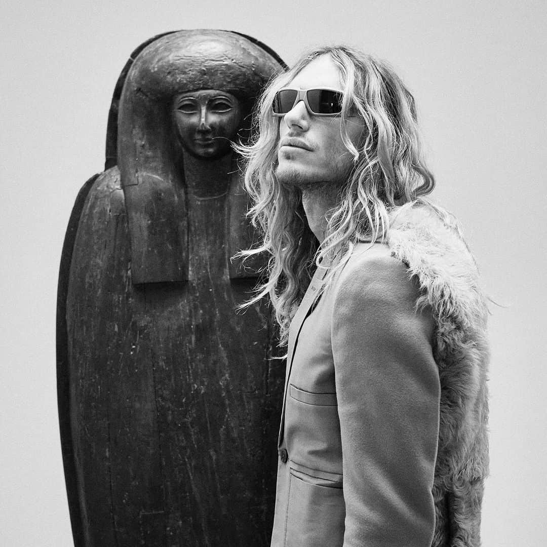 HYPEBEASTさんのインスタグラム写真 - (HYPEBEASTInstagram)「@hypebeaststyle: @rickowensonline is set to release new statement sunglasses. Dubbed “The Rick Frame” and “The Shield,” both models will be available in an array of colorways at Rick Owens’ stores starting May 15. Photo: OWENSCORP」5月10日 12時25分 - hypebeast