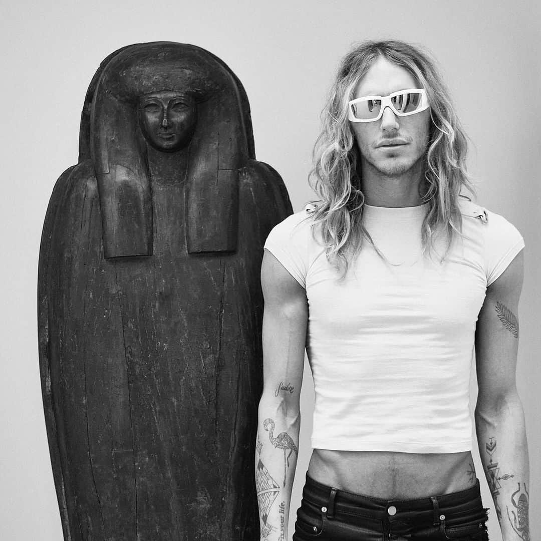 HYPEBEASTさんのインスタグラム写真 - (HYPEBEASTInstagram)「@hypebeaststyle: @rickowensonline is set to release new statement sunglasses. Dubbed “The Rick Frame” and “The Shield,” both models will be available in an array of colorways at Rick Owens’ stores starting May 15. Photo: OWENSCORP」5月10日 12時25分 - hypebeast