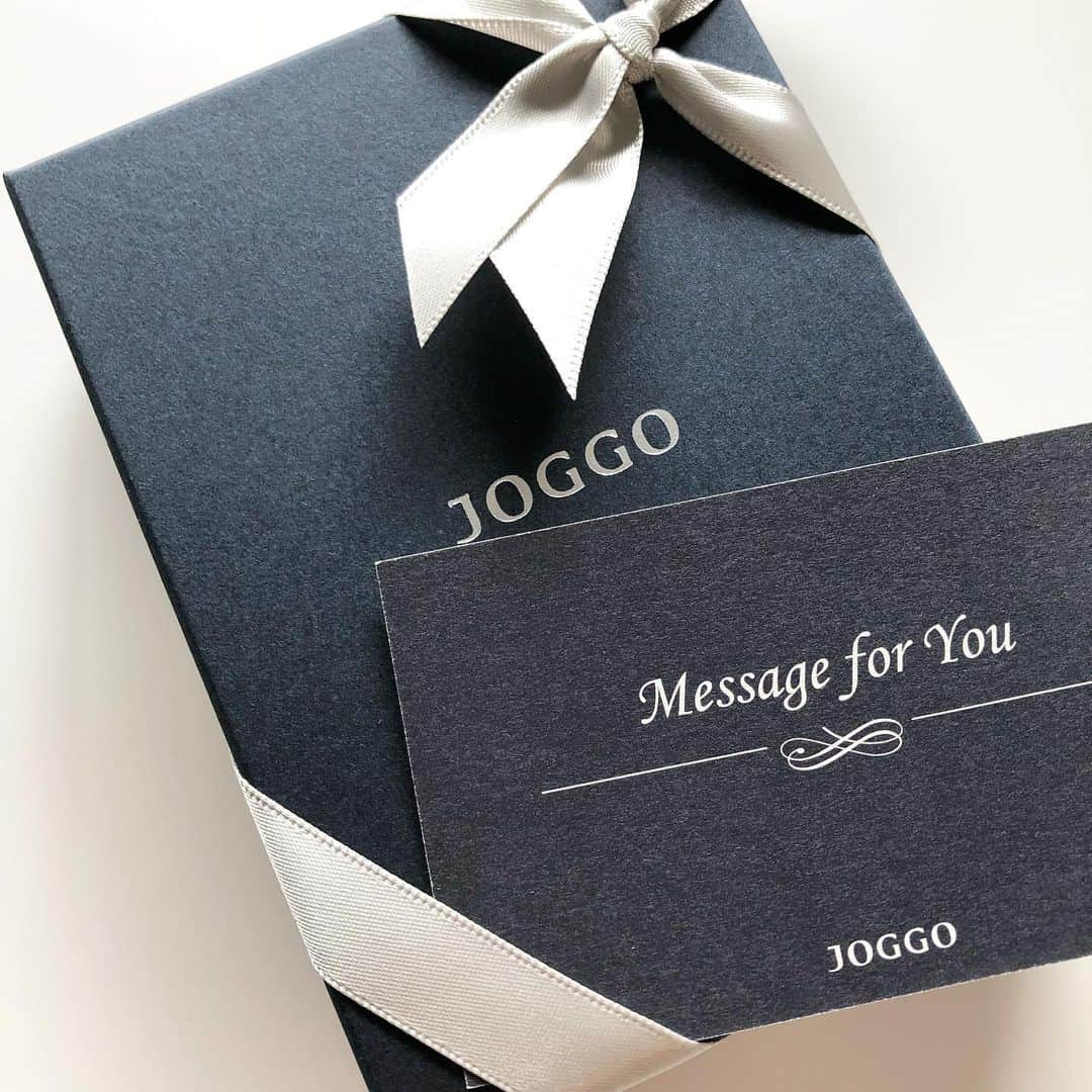 88necocoさんのインスタグラム写真 - (88necocoInstagram)「JOGGO（ @joggo_store ）さんからお声がけ頂いて、夫の誕生日プレゼントに名刺ケースを作らせていただきました。. . . 最初お話をいただいた時に、真っ先に手帳カバーがいい！と思ったのですが、そういえば夫が名刺ケースを無くしたと言っていたのを思い出して。. . もうすぐ誕生日だし、ちょうどいいなぁ〜と🥳. . . 写真には名前がバレちゃうのでボカししてあるのですが、中を開いて右下に名前の刻印が出来るのです。名前じゃなくてもイニシャルでもなんでも可愛いと思いました💕. . 色もかなりの種類を組み合わせて作れるのでほぼほぼオリジナルデザイン。ギフトに最適です。. . 他にも、ノートカバー（←これもすごい悩んだ）、ブックカバー、小銭入れ、財布などなど。沢山あって色の種類も組み合わせも最後まで悩みました。. . . . 喜んでもらえるといいなぁ〜（先に封開けて写真撮ったけど🤓）そして多分この投稿見て「え？」ってなってると思うけど🥳. #JOGGO #PR #春joggo . . フォロワー様が使える５００円off クーポンコードを頂きました↓↓↓ . . ————————————————— 500円offになるクーポン： injog45050  有効期限：‪６月30日‬ オーダーは　@joggo_store から！ —————————————————」5月10日 12時42分 - 88necoco