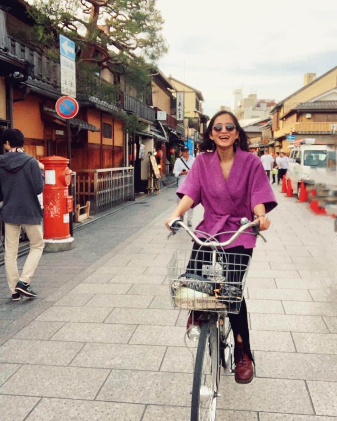 入夏さんのインスタグラム写真 - (入夏Instagram)「京都で自転車移動している人を沢山見かけてね、気持ち良さそうだな〜と思いレンタルサイクル屋さんで借りることに🚴‍♀️ . . 普段全く乗らない自転車。 ちなみに昔からあまり得意な方でもない🤫笑  でも鴨川走ってみたり、 神社や古着屋さん巡りもしたよ！ 最初はドキドキで坂道は直ぐめげて押してたけど笑 駐輪場も多くて京都巡りするにはとっても便利だった❤️ 挑戦してよかったな🥰 私の小さな新しい試みでした✔️ #京都 #自転車 #お気に入りはカゴ笑」5月10日 12時34分 - iruka__offi