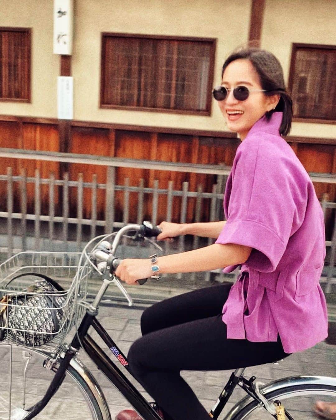 入夏さんのインスタグラム写真 - (入夏Instagram)「京都で自転車移動している人を沢山見かけてね、気持ち良さそうだな〜と思いレンタルサイクル屋さんで借りることに🚴‍♀️ . . 普段全く乗らない自転車。 ちなみに昔からあまり得意な方でもない🤫笑  でも鴨川走ってみたり、 神社や古着屋さん巡りもしたよ！ 最初はドキドキで坂道は直ぐめげて押してたけど笑 駐輪場も多くて京都巡りするにはとっても便利だった❤️ 挑戦してよかったな🥰 私の小さな新しい試みでした✔️ #京都 #自転車 #お気に入りはカゴ笑」5月10日 12時34分 - iruka__offi