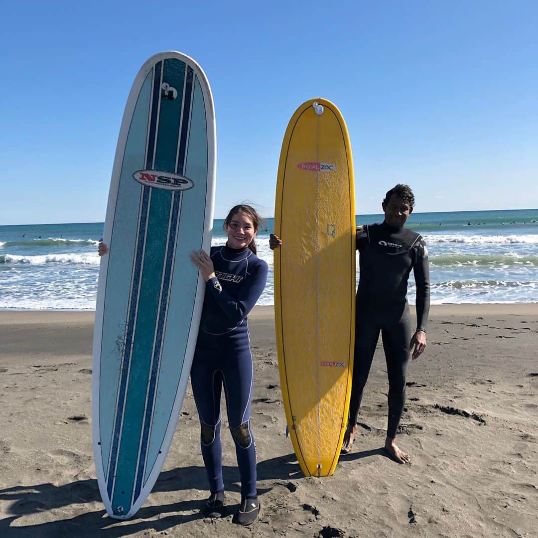 大塚莉奈のインスタグラム：「元スリランカチャンピオン、チャンディーと^_^  #海 #サーフィン #surfing #surfgirl #日テレ #テレビバ #サーフガール」