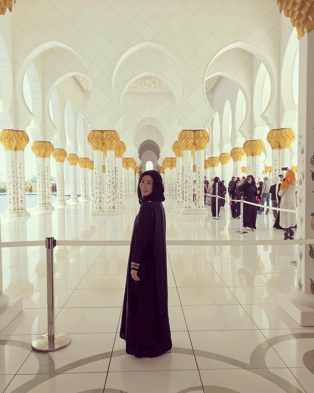 名越涼子さんのインスタグラム写真 - (名越涼子Instagram)「・ ・ ・ 🕌眩しいほど美しい白亜の世界🕌 ドバイから足をのばして首都アブダビに移動。  民族衣装のアバヤを身にまとって シェイク・ザイード・グランド・モスクへ🏃‍♀️ ・ ・  総工費550億円（当時のレート）かけて造られたきらびやかで豪華な祈りの場。  信心深さを表す白の大理石、 ラピスラズリやアメジストで彩られた柱、 スワロフスキーが輝くシャンデリアに 世界最大という手織りのペルシャ絨毯。  もはや宮殿。 360度きらきら眩しい。  まったく違う文化、そこに在る世界。 彼らの大切にしているもの、受け継がれてきたこと。  自分史になかった価値観をあじわう。 日本との違いをあじわう。  まだまだ知りたいことが こんなにもたくさん🌛🌛🌛🌛 ・ ・ ・ ・  一一一一一一一一一一一一一一一一一一一一一一一一一一一一 #アバヤ#民族衣装#占い師感#魔法使い#アブダビ#アブダビ旅行#mosque#beautifulmosque#sheikhzayedmosque#sheikhzayed#dubai#abudabi#旅#世界#世界の絶景#abaya#abayastyle#なごさんぽ」5月10日 12時57分 - nagoshi_ryo