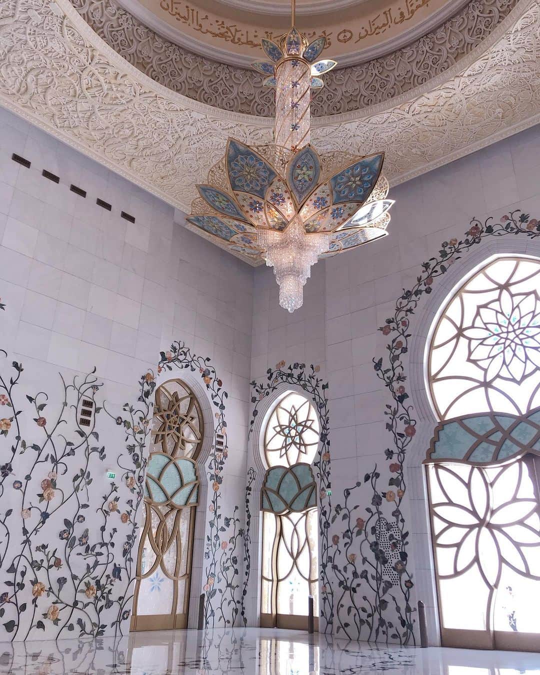 名越涼子さんのインスタグラム写真 - (名越涼子Instagram)「・ ・ ・ 🕌眩しいほど美しい白亜の世界🕌 ドバイから足をのばして首都アブダビに移動。  民族衣装のアバヤを身にまとって シェイク・ザイード・グランド・モスクへ🏃‍♀️ ・ ・  総工費550億円（当時のレート）かけて造られたきらびやかで豪華な祈りの場。  信心深さを表す白の大理石、 ラピスラズリやアメジストで彩られた柱、 スワロフスキーが輝くシャンデリアに 世界最大という手織りのペルシャ絨毯。  もはや宮殿。 360度きらきら眩しい。  まったく違う文化、そこに在る世界。 彼らの大切にしているもの、受け継がれてきたこと。  自分史になかった価値観をあじわう。 日本との違いをあじわう。  まだまだ知りたいことが こんなにもたくさん🌛🌛🌛🌛 ・ ・ ・ ・  一一一一一一一一一一一一一一一一一一一一一一一一一一一一 #アバヤ#民族衣装#占い師感#魔法使い#アブダビ#アブダビ旅行#mosque#beautifulmosque#sheikhzayedmosque#sheikhzayed#dubai#abudabi#旅#世界#世界の絶景#abaya#abayastyle#なごさんぽ」5月10日 12時57分 - nagoshi_ryo