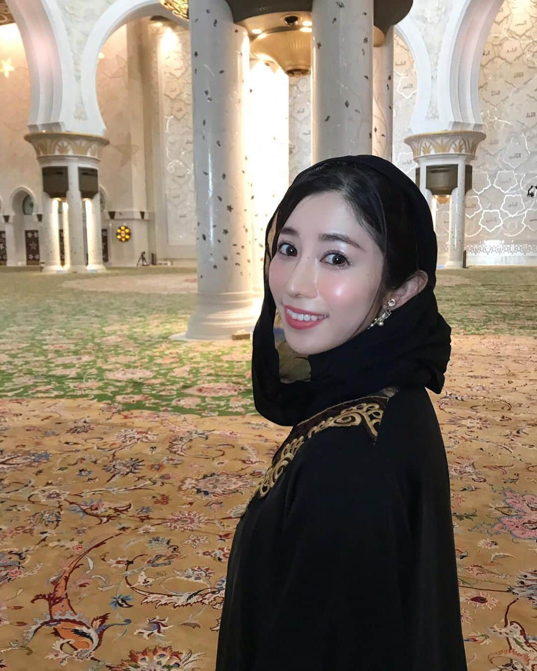 名越涼子さんのインスタグラム写真 - (名越涼子Instagram)「・ ・ ・ 🕌眩しいほど美しい白亜の世界🕌 ドバイから足をのばして首都アブダビに移動。  民族衣装のアバヤを身にまとって シェイク・ザイード・グランド・モスクへ🏃‍♀️ ・ ・  総工費550億円（当時のレート）かけて造られたきらびやかで豪華な祈りの場。  信心深さを表す白の大理石、 ラピスラズリやアメジストで彩られた柱、 スワロフスキーが輝くシャンデリアに 世界最大という手織りのペルシャ絨毯。  もはや宮殿。 360度きらきら眩しい。  まったく違う文化、そこに在る世界。 彼らの大切にしているもの、受け継がれてきたこと。  自分史になかった価値観をあじわう。 日本との違いをあじわう。  まだまだ知りたいことが こんなにもたくさん🌛🌛🌛🌛 ・ ・ ・ ・  一一一一一一一一一一一一一一一一一一一一一一一一一一一一 #アバヤ#民族衣装#占い師感#魔法使い#アブダビ#アブダビ旅行#mosque#beautifulmosque#sheikhzayedmosque#sheikhzayed#dubai#abudabi#旅#世界#世界の絶景#abaya#abayastyle#なごさんぽ」5月10日 12時57分 - nagoshi_ryo