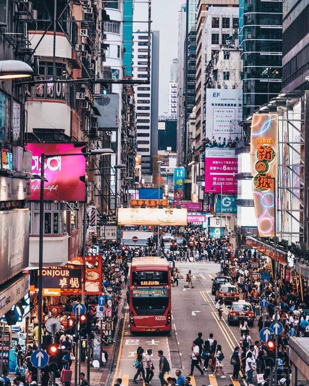 Discover Hong Kongさんのインスタグラム写真 - (Discover Hong KongInstagram)「Mong Kok is bustling. 哇！看旺角多熱鬧！ 📷: @tanyabdon #DiscoverHongKong #repost」5月10日 13時01分 - discoverhongkong