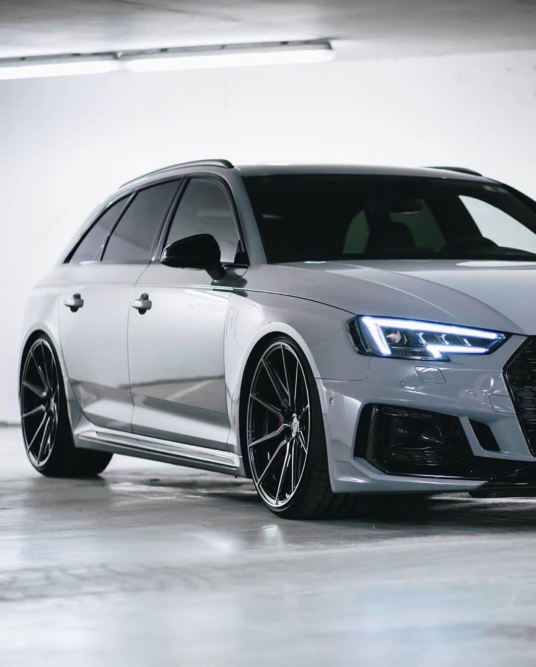 CARLiFESTYLEさんのインスタグラム写真 - (CARLiFESTYLEInstagram)「Audi RS4. 👍🏼or👎🏼? Photo by @oli_stancekult #carlifestyle @rm_autopflege @vossen #RS4」5月10日 13時01分 - carlifestyle