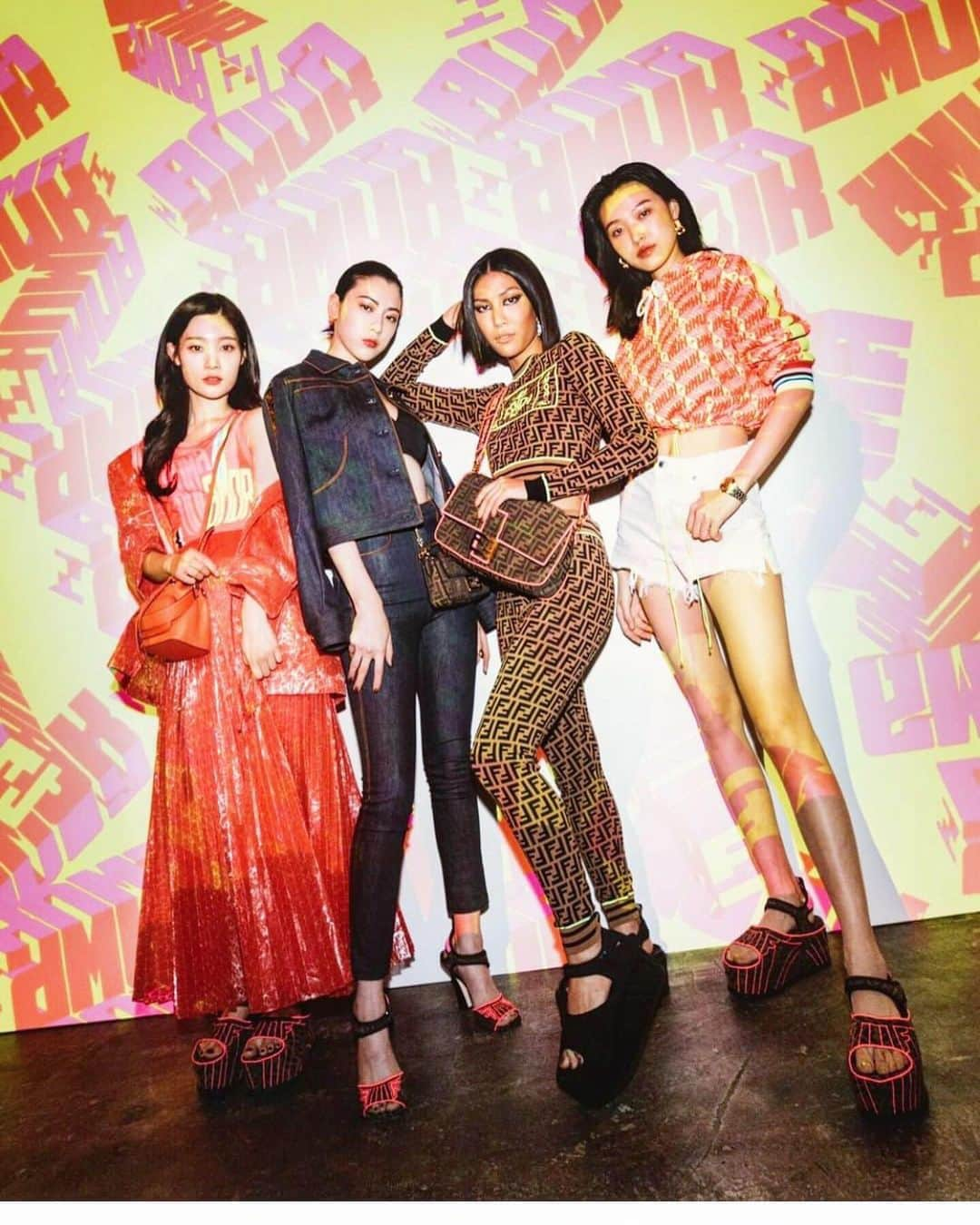 三吉彩花さんのインスタグラム写真 - (三吉彩花Instagram)「It was a great team!!! Thank u to all the staff🙏🏻 🖤🖤 @fendi 🖤🖤 @j_chaeyeoni  @molly_chiang  @t1any1  @mandy_sekiguchi_official  #fendi  #fisforfendi  #fendiromamor (何回も投稿し直してごめんなさい。改行が編集してもしても上手くいかない。なんで🤦🏻‍♀️)」5月10日 13時09分 - miyoshi.aa