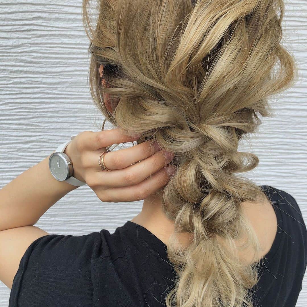 yu nakamura ヘアアレンジ hairarrangeのインスタグラム：「キャップにも合わせれる♬ ダウンアレンジ♡  オシャレな色合いの時計を @mavenjapan  様より頂きました⌚︎♡ #mavenwatches #マベン #マベンウォッチズ #腕時計 #時計 #手元倶楽部#ヘアアレンジ  クーポンコードは、 @yutty0919 ご使用で10%OFFになります♡ (クーポン使用期限は本日より1年間)」