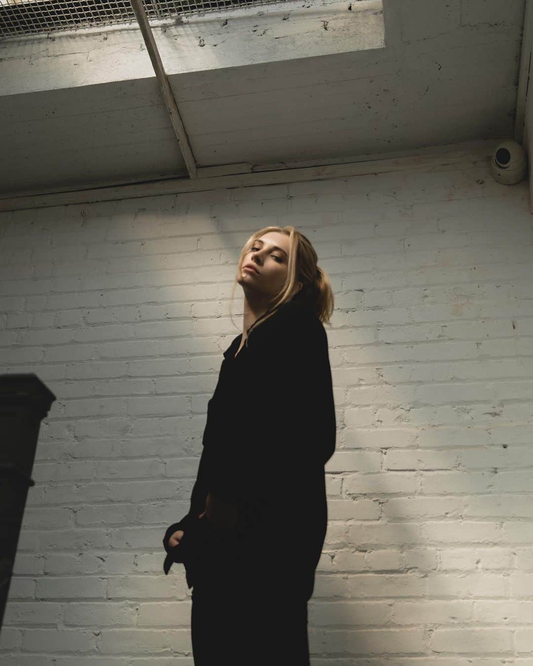 ジャーダン・ミラーのインスタグラム：「Moody pic of me standing in a stairwell」