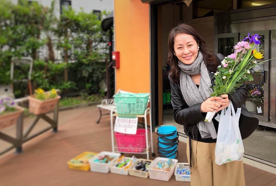 藤井美加子さんのインスタグラム写真 - (藤井美加子Instagram)「☆﻿ ぼんやりしたお天気の昨日﻿ ﻿ お墓参りとミモザの49日と偶然が重なった日﻿ いや必然だわ。﻿ ﻿ たくさんご報告したい事があって﻿ たくさん話しました。 会いたい人愛おしい人みんなお空へ行ったけど﻿きっと見守ってくれているよね。﻿ ﻿ ﻿ #心を込めて#ご報告#星になった人達#ありがとう#三木美加子」5月10日 13時19分 - mikako_miki