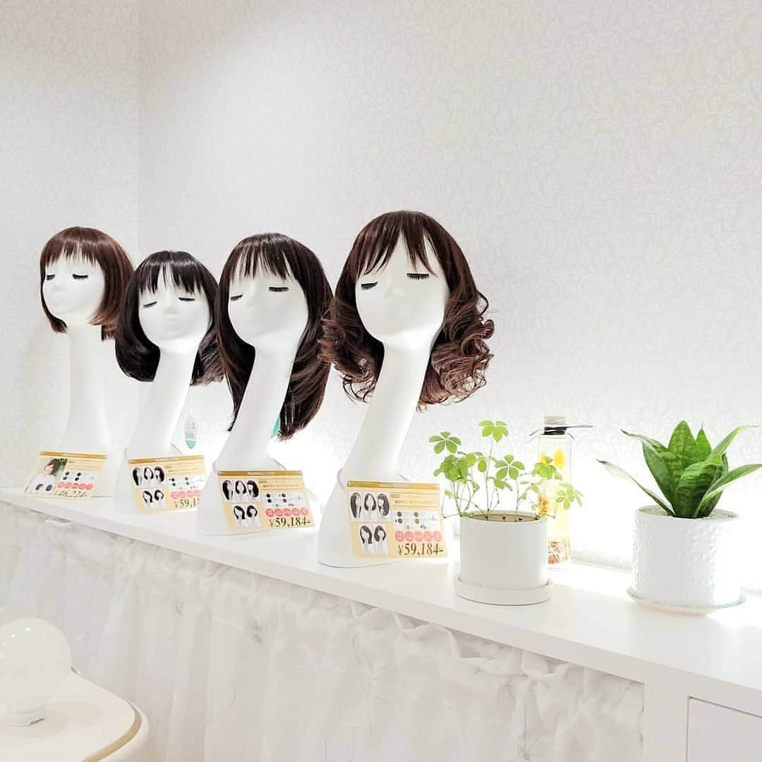 AQUADOLL アクアドールウィッグさんのインスタグラム写真 - (AQUADOLL アクアドールウィッグInstagram)「こんにちは、アクアドール梅田サロンささきです☺ ✴母の日が近いので、エレガントなミセススタイルをお作りしました❕ ✴フルウィッグは、髪がどんな状態でも着用する事ができる優れものです😃❣ ✴抗がん剤治療や脱毛症でウィッグが必要な方はもちろん、白髪隠しやお出かけ用などにも便利ですよ。 ✴ウィッグは敷居が高いと思う方もいらっしゃるかもしれませんが、アクアドール直営サロンでは、個室対応で、サロンスタッフがお似合いのウィッグをみつけるお手伝い・アドバイスをさせていただきますので、まずは見に来てくださいね❤ ✨ お待ちしております🌟 pwm007 Msize color.CBKM カットアレンジ ¥51,624（税込） （¥46,224＋カット料金¥5,400） 梅田サロン限定品 一点限り💫 #アクアドール#梅田#大阪#ウィッグ#医療用ウィッグ#ヘアピース#おすすめ#直営サロン#上野#新宿6/6オープン❣#横浜#名古屋#パートナーサロン#博多#小倉#広島#徳島#和歌山#栃木#提携サロンもありますよ✨ #母の日#ミセス#ショート#カール#自然#ヘアスタイル#髪型」5月10日 13時20分 - aquadollwig