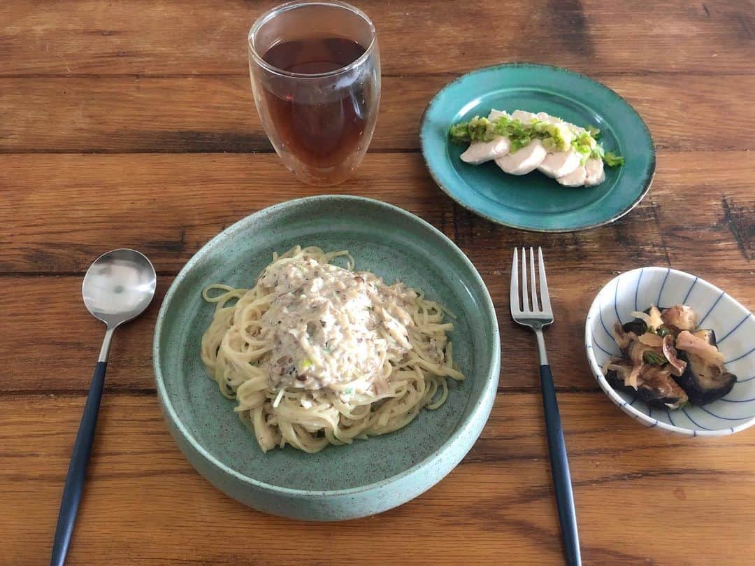 のインスタグラム：「ㅤㅤㅤ ㅤㅤㅤ 【Lunch】 いつもの和風と趣向変えて きのこのクリームソースパスタ。 クックパッドのレシピを参考にしていたはずが 結局自分流にアレンジ。 人に言われたことそのままできない性格現る😂 ㅤㅤㅤ そして、夜イタリアンなのに 間違ってパスタにしちまった…。 ㅤㅤㅤ 低温調理の鶏胸肉、 ビビって今日は火を通し過ぎたなぁ🤔 70度1時間半は普通の柔らかめ茹で鶏に。 ごま油ネギソースで。 ㅤㅤㅤ なすポンは @usagifarm_ai のレシピよー❤️ ㅤㅤㅤ 午後も頑張ろう😉」
