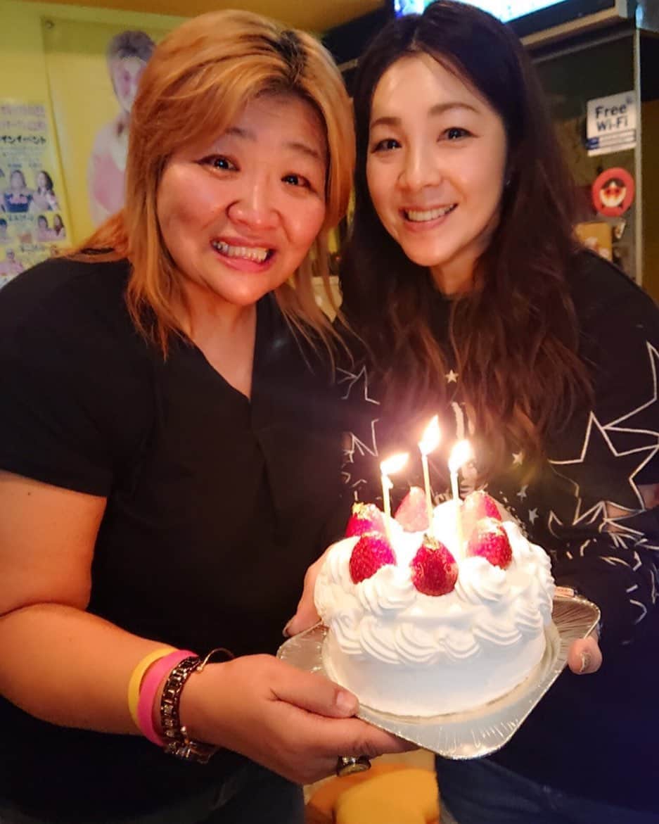 井上貴子のインスタグラム：「本日20時。  武蔵小山あかゆにて W井上ゆるめのイベントやるよーん^ ^  集合^ ^  Happyで^ ^  #井上貴子  #LLPWX #女子プロレス #紅緒と柊音 #井上京子 #W井上 #武蔵小山あかゆ」