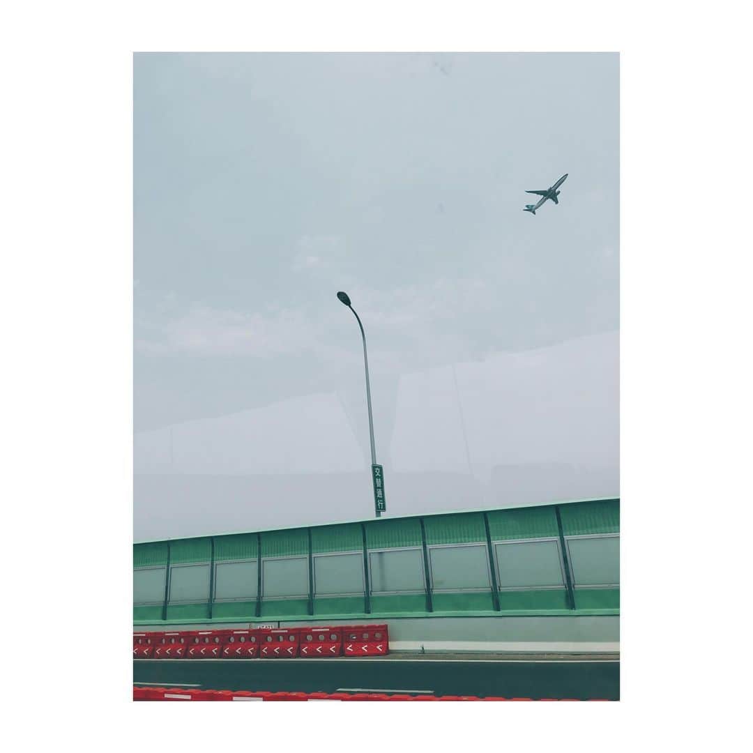 tokuさんのインスタグラム写真 - (tokuInstagram)「上海なうー😮 我們在上海的机场 夏だわー。 #garnidelia# #stellacage# #stellacageasiatour# #kmsm#」5月10日 13時20分 - toku_grnd