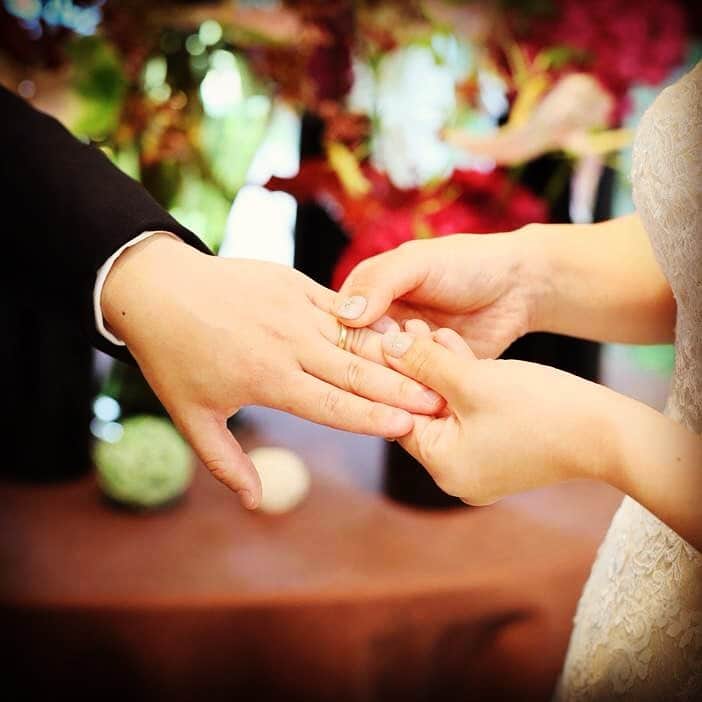 のインスタグラム：「指輪の交換💍✨ . . 指輪は途切れることのない永遠の愛の象徴💞⛪️ . 古代ギリシャや、古代エジプトでは、左手の薬指と心臓はつながっていると考られていた事から、『お互いの心と心をつなぐ』という意味で、左手薬指にリングがはめられることになったそうです😚✨ . . #指輪の交換 #一軒家レストラン #レストランウェディング #おもてなし婚 #2019夏婚 #2019秋婚 #全国のプレ花嫁さんと繋がりたい #三國清三 #三國シェフ #いいね返し #wedding #💍 #指輪」