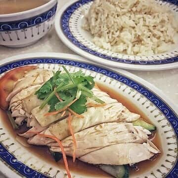 イモトのWiFiさんのインスタグラム写真 - (イモトのWiFiInstagram)「. シンガポールのチキンライスは、 茹でた鶏肉とそのゆで汁で炊いたお米を合わせたもの。 鶏肉からでる出汁がものすごくおいしい絶品です！ ピリ辛ソースをつけてお好みの味付けにしても◎ . . #イモトのWiFi #羽田空港 #成田空港 #海外旅行 #タイ #タイ旅行 #ベトナム料理 #ベトナム #観光地 #ベトナム旅行 #アジア旅行 #タビジョ #旅行コーデ #シンガポール #旅行好きな人と繋がりたい #シンガポール料理 #フォトジェニック #休日 #おでかけ #旅したくなるフォト #タイ国際空港 #旅女 #マイトリ #小籠包 #ひとり旅 #世界一周 #旅人 #女子旅 #卒業旅行 #旅行部」5月10日 13時31分 - imotonowifi