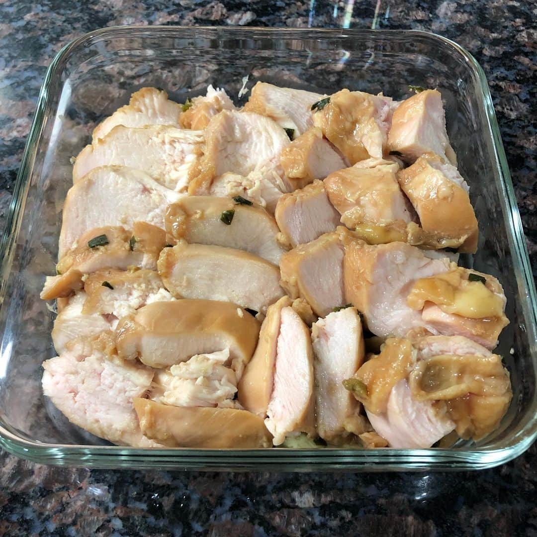 秋定麻紀子さんのインスタグラム写真 - (秋定麻紀子Instagram)「【低温調理】  ジップロックにとり肉のムネ肉と 甘酒、濃口醤油、みりん、ネギ、にんにくを入れて少し揉み揉みして調理スタート。 大体いつも60度3時間で設定してます。 にんにくが効いた味付けなので、大人用かなと。 子供にも食べさせる時はにんにく無しでやってみてください。 #低温調理 #低温調理器  #真空低温調理  #鶏むね肉 #ムネ肉 #しっとり #おうちごはん  #お肉料理 #手作り料理 #レシピ #簡単レシピ #ヘルシーレシピ #ダイエットメニュー #ダイエットレシピ  #ダイエット」5月10日 13時44分 - makiakisada