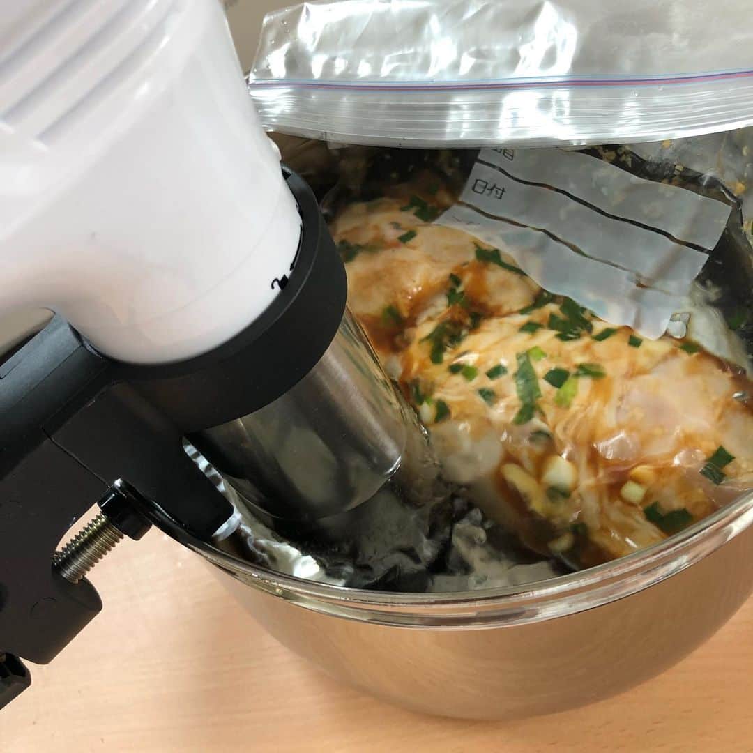 秋定麻紀子さんのインスタグラム写真 - (秋定麻紀子Instagram)「【低温調理】  ジップロックにとり肉のムネ肉と 甘酒、濃口醤油、みりん、ネギ、にんにくを入れて少し揉み揉みして調理スタート。 大体いつも60度3時間で設定してます。 にんにくが効いた味付けなので、大人用かなと。 子供にも食べさせる時はにんにく無しでやってみてください。 #低温調理 #低温調理器  #真空低温調理  #鶏むね肉 #ムネ肉 #しっとり #おうちごはん  #お肉料理 #手作り料理 #レシピ #簡単レシピ #ヘルシーレシピ #ダイエットメニュー #ダイエットレシピ  #ダイエット」5月10日 13時44分 - makiakisada