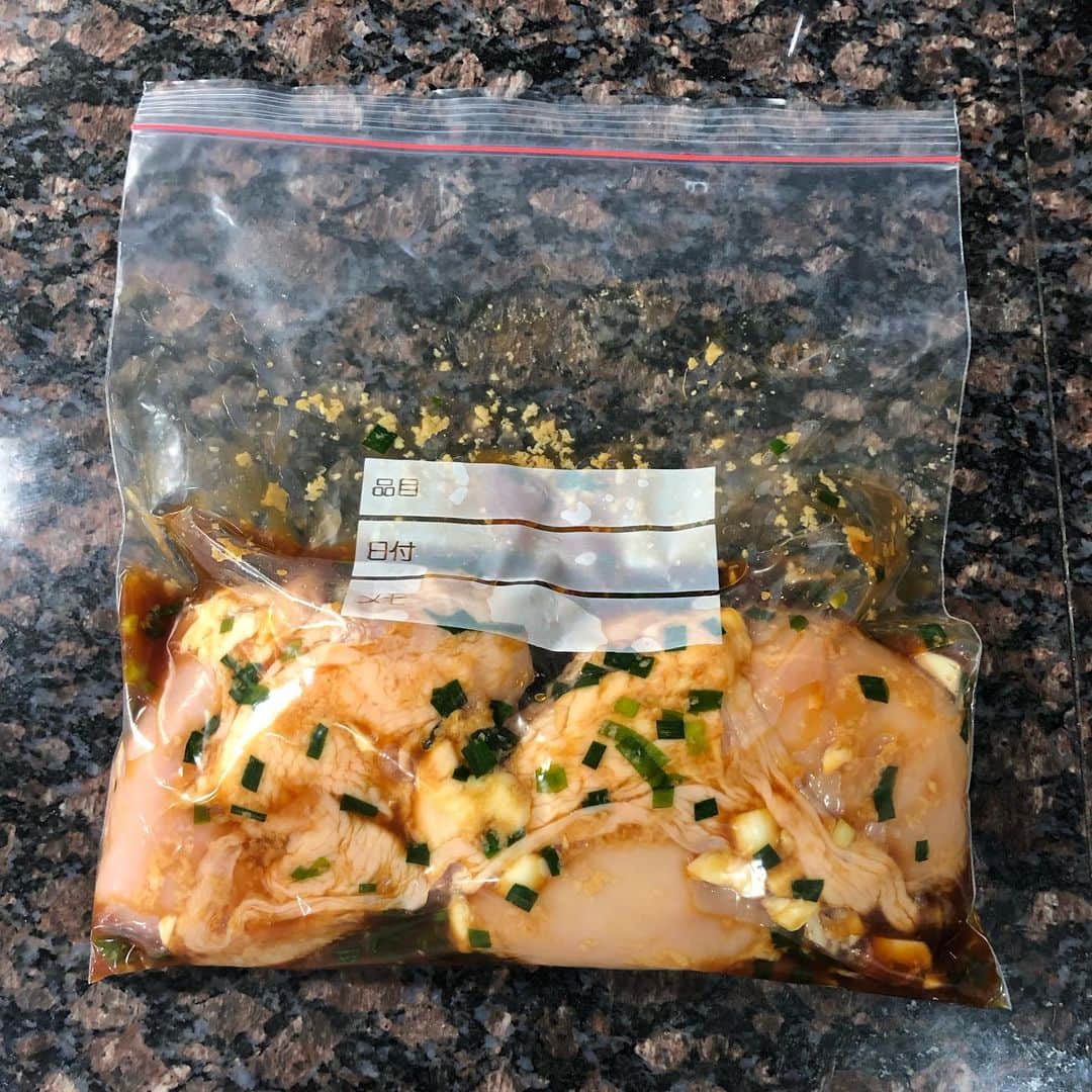 秋定麻紀子さんのインスタグラム写真 - (秋定麻紀子Instagram)「【低温調理】  ジップロックにとり肉のムネ肉と 甘酒、濃口醤油、みりん、ネギ、にんにくを入れて少し揉み揉みして調理スタート。 大体いつも60度3時間で設定してます。 にんにくが効いた味付けなので、大人用かなと。 子供にも食べさせる時はにんにく無しでやってみてください。 #低温調理 #低温調理器  #真空低温調理  #鶏むね肉 #ムネ肉 #しっとり #おうちごはん  #お肉料理 #手作り料理 #レシピ #簡単レシピ #ヘルシーレシピ #ダイエットメニュー #ダイエットレシピ  #ダイエット」5月10日 13時44分 - makiakisada
