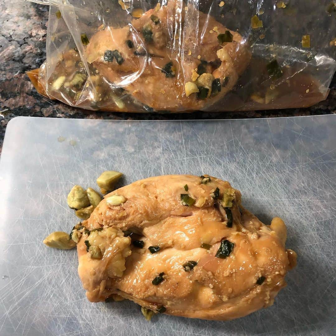 秋定麻紀子さんのインスタグラム写真 - (秋定麻紀子Instagram)「【低温調理】  ジップロックにとり肉のムネ肉と 甘酒、濃口醤油、みりん、ネギ、にんにくを入れて少し揉み揉みして調理スタート。 大体いつも60度3時間で設定してます。 にんにくが効いた味付けなので、大人用かなと。 子供にも食べさせる時はにんにく無しでやってみてください。 #低温調理 #低温調理器  #真空低温調理  #鶏むね肉 #ムネ肉 #しっとり #おうちごはん  #お肉料理 #手作り料理 #レシピ #簡単レシピ #ヘルシーレシピ #ダイエットメニュー #ダイエットレシピ  #ダイエット」5月10日 13時44分 - makiakisada