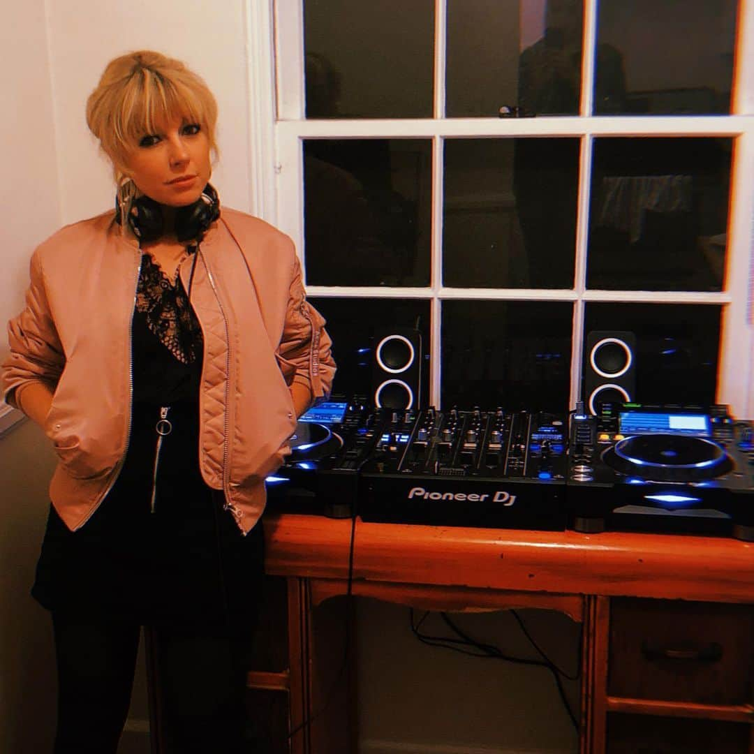 リトル・ブーツさんのインスタグラム写真 - (リトル・ブーツInstagram)「Going out or staying in to play with my shiny new toys? Thanks so mich @pioneerdjusa 😍 . . . #pioneer #pioneerdj #pioneerwoman  #pioneerdjs #girldj #femaledj #girlsondecks #djdecks #girldjs」5月10日 13時44分 - littlebootsmusic