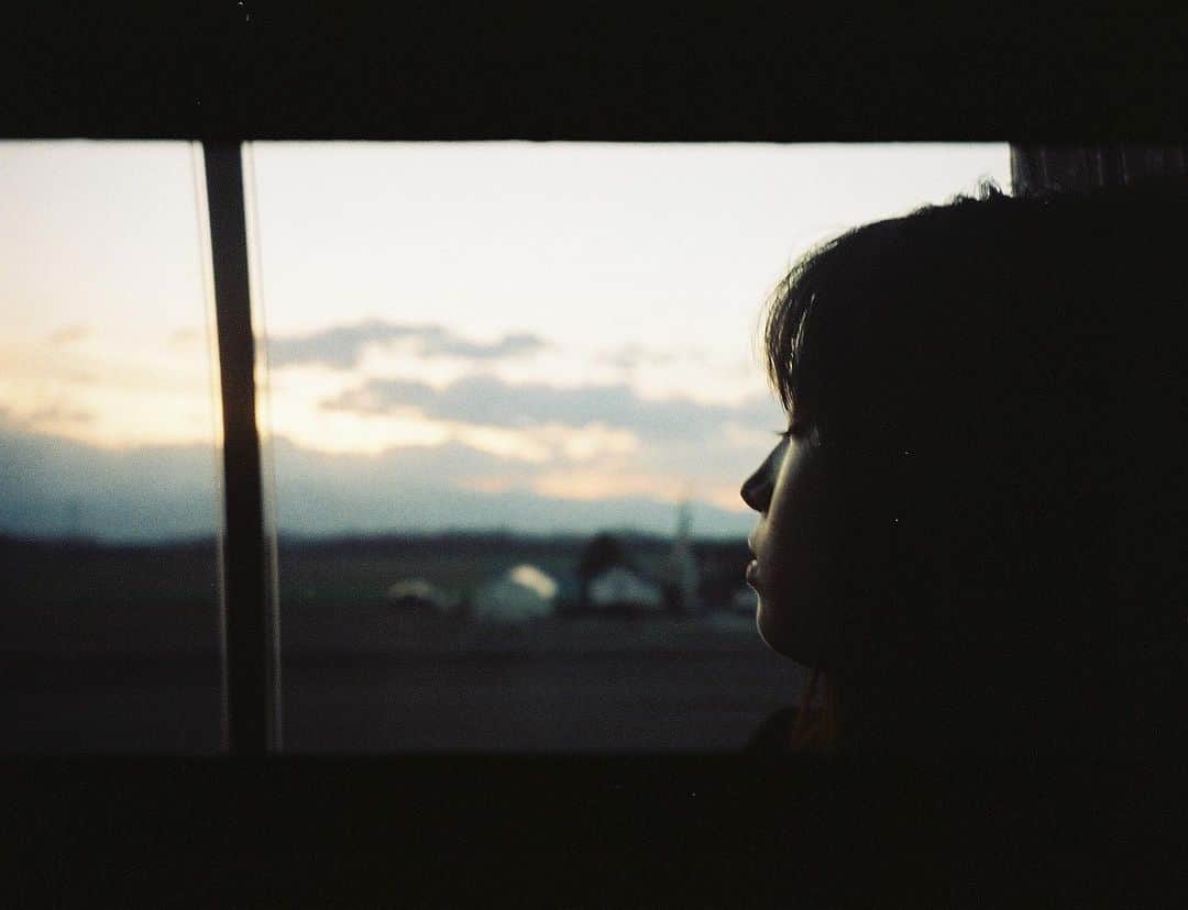 富田望生さんのインスタグラム写真 - (富田望生Instagram)「北海道の夕陽に顔を向けながら目を瞑るすったんと美味しいものを食べて笑みが溢れすぎちゃったすったん」5月10日 13時44分 - tomitamiu
