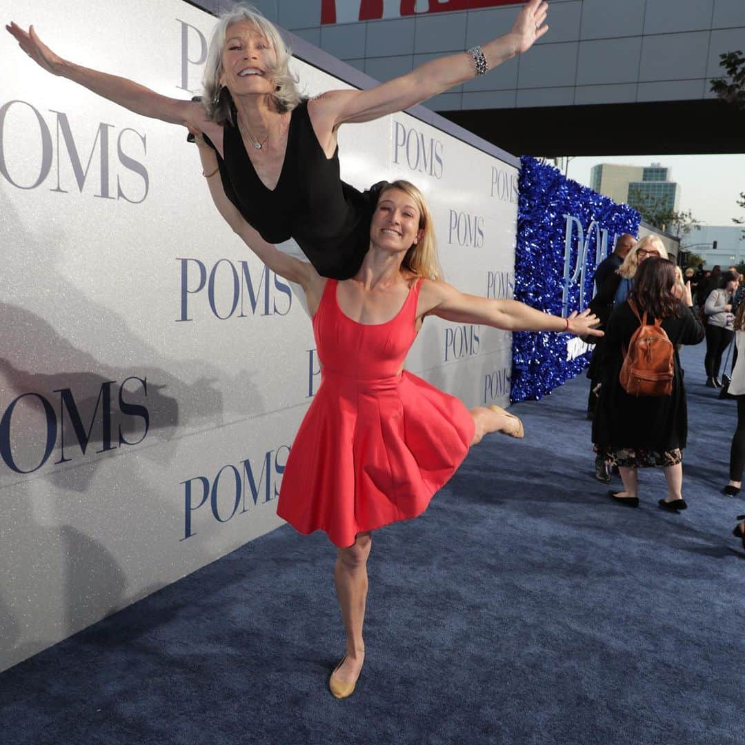 ジェシー・グラフさんのインスタグラム写真 - (ジェシー・グラフInstagram)「Why walk the red carpet, when you can fly over a blue one? 🦅  My mom @ginnymaccoll is in @pomsmovie, in theaters tomorrow!  Bring your mom for #mothersday!」5月10日 13時46分 - jessiegraffpwr