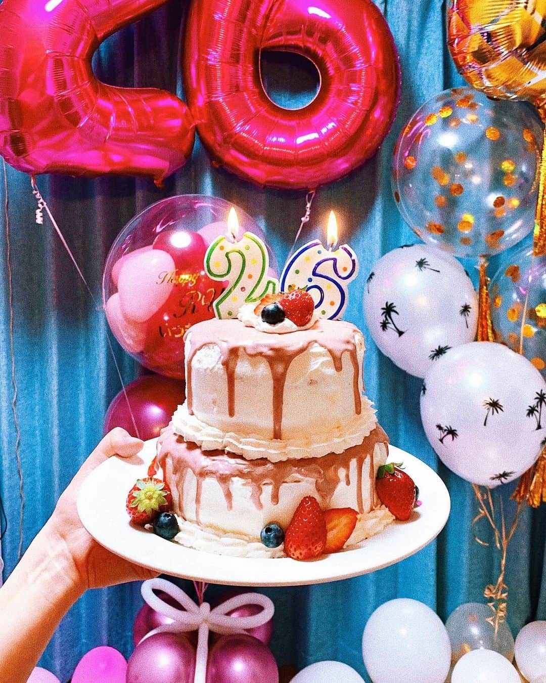 YOKOのインスタグラム：「Rui’s Birthday cake🍓 . . ほんまは2枚目のクリアケーキを作りたかったんだけどね、 まさかの温度がわるかったのかな？色が滲んじゃって、、、 けど綺麗なのがよくて作ったのが1枚目😂💕(風船飛ばしたら当たって崩れたとこあるけどw) . . . どっちもめちゃくちゃ喜んでくれて嬉しかった〜🌈 まじでショックすぎた〜〜🤣やっと立ち直れてきた(笑) . . #birthdaycake#happybirthday」