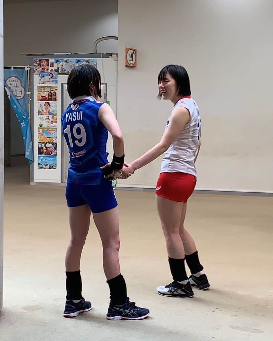 安井由香子さんのインスタグラム写真 - (安井由香子Instagram)「♦︎No.10小田桃香さん。 短い間だったけどレンさんと一緒にバレーボールが出来て本当に良かったです。 レンさんと一緒にコートに立って試合をすることは少なかったけど、 レンさん最後の試合の黒鷲旗では一緒にコートに立って、一緒に悔しがって、一緒に喜びあうことが出来て私にとって凄く幸せでした。 レンさんの背中は大きくていつも輝いていました。 レンさんが残してくれたものを少しずつ私なりに吸収をしてがんばっていきます。 レンさん本当にお疲れ様でした。 レンさんこれからもよろしくお願いします🙇‍♀️🧡 らぶらぶらぶ😘❤️ #トヨタ車体クインシーズ #小田桃香 写真おかりしました。ありがとうございます🙇‍♀️」5月10日 13時52分 - yukapon0018