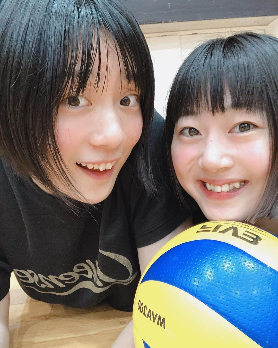 安井由香子さんのインスタグラム写真 - (安井由香子Instagram)「♦︎No.10小田桃香さん。 短い間だったけどレンさんと一緒にバレーボールが出来て本当に良かったです。 レンさんと一緒にコートに立って試合をすることは少なかったけど、 レンさん最後の試合の黒鷲旗では一緒にコートに立って、一緒に悔しがって、一緒に喜びあうことが出来て私にとって凄く幸せでした。 レンさんの背中は大きくていつも輝いていました。 レンさんが残してくれたものを少しずつ私なりに吸収をしてがんばっていきます。 レンさん本当にお疲れ様でした。 レンさんこれからもよろしくお願いします🙇‍♀️🧡 らぶらぶらぶ😘❤️ #トヨタ車体クインシーズ #小田桃香 写真おかりしました。ありがとうございます🙇‍♀️」5月10日 13時52分 - yukapon0018