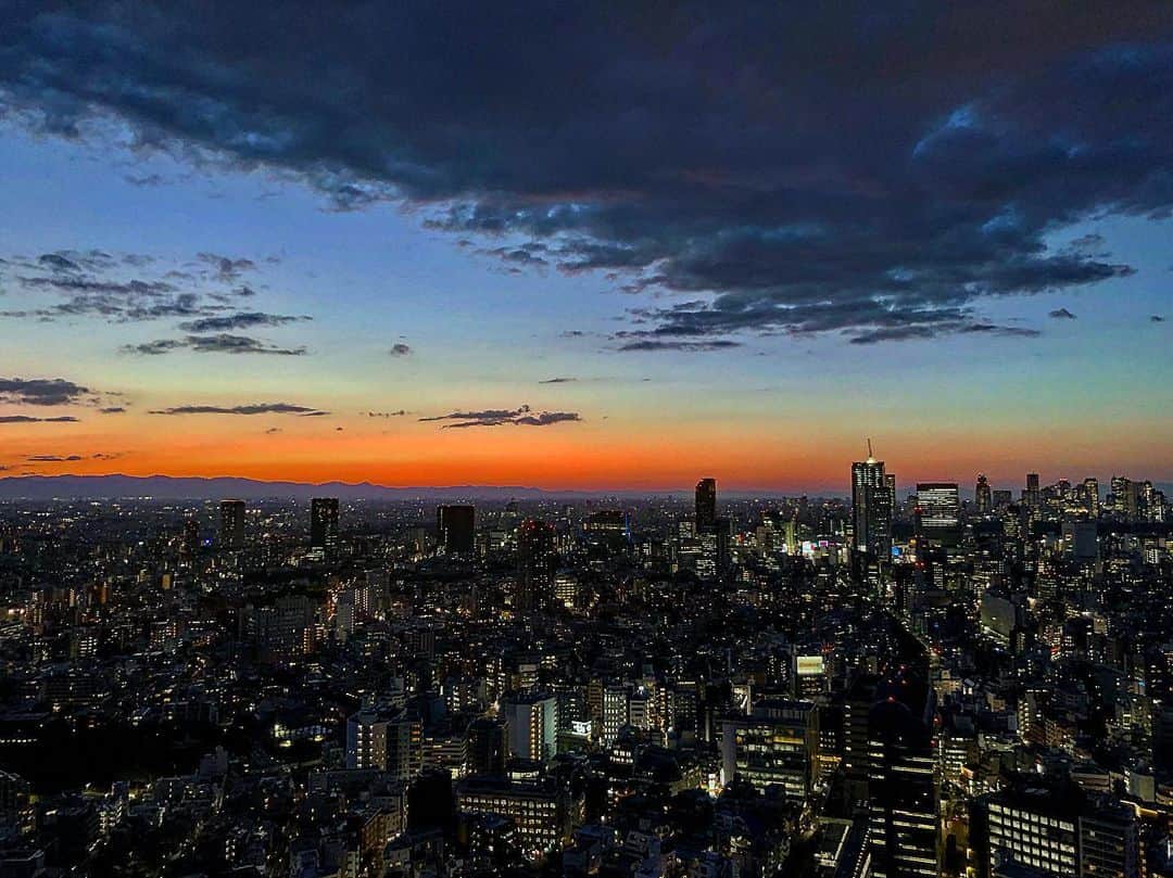君島良夫のインスタグラム：「夕日と都会🌆 . Sunset nights and City lights in #Tokyo」