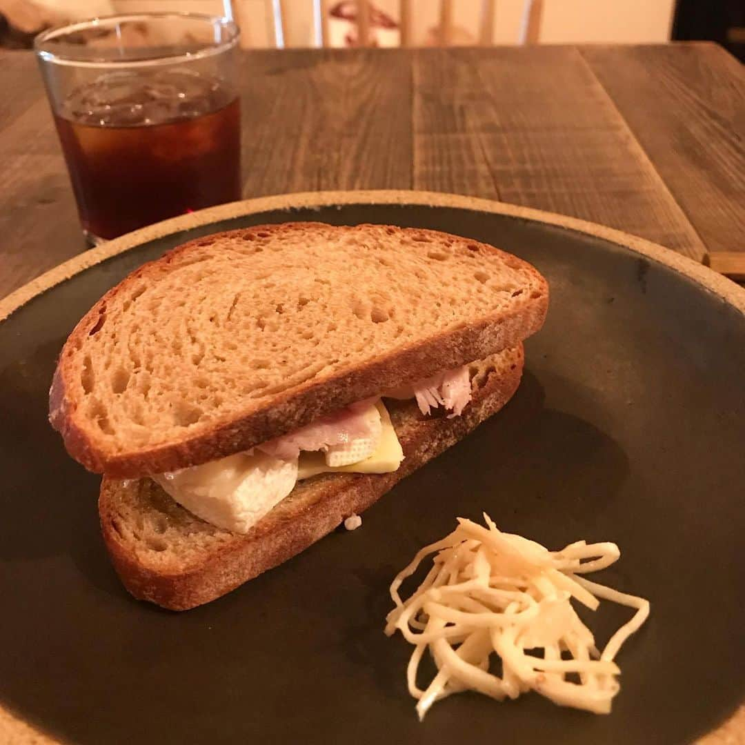 アヤメさんのインスタグラム写真 - (アヤメInstagram)「Lovely brunch Friday🥪🍽 @path_restaurant ここはスタッフ皆さん忙しそうだけど音楽終わったらすぐにササッとレコードひっくり返して針を落としているんだね✨ #technics #sl1200mk3 #path_restaurant #ご近所さん #代々木八幡ランチ #奥渋 #okushibu #美味しかった😋 #aroundayamestudio」5月10日 14時02分 - ayame_socks