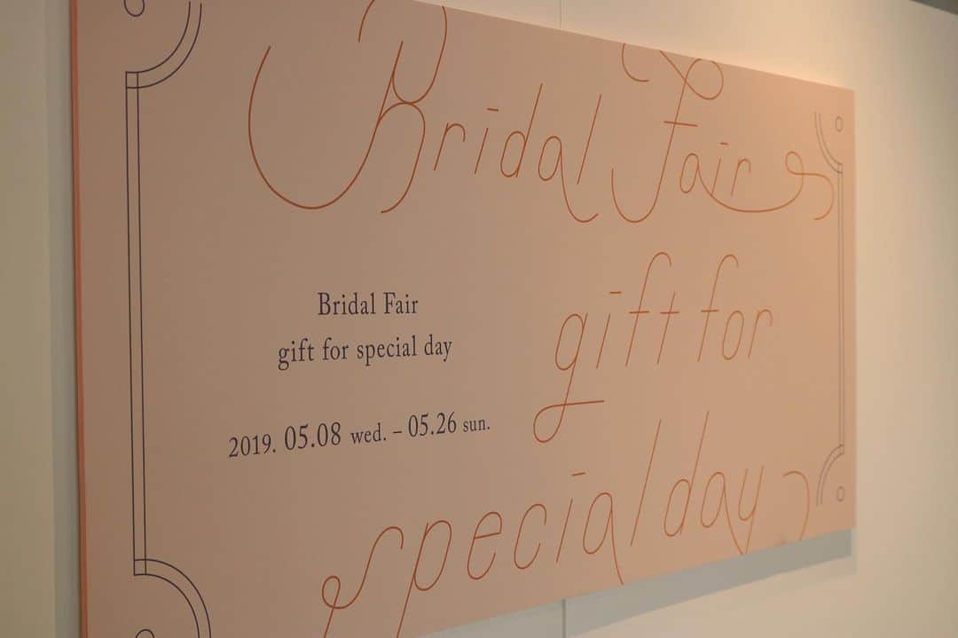 graf studioさんのインスタグラム写真 - (graf studioInstagram)「【 Bridal Fair gift for special day 】﻿ graf studio shopには“つくる”視点から選んだ﻿ “つかう”人に寄り添う品々をご用意しています。﻿ 特別な一日から、ささやかな日常まで。﻿ 大切な方の暮らしに想いをめぐらせ、小さな驚きを贈りませんか。﻿ ﻿ この度、gift カタログが完成しました。﻿ 今回はその中でも特にウエディングギフトにおすすめのアイテムを店頭にてご紹介します。﻿ 実際に手に取って、触れて、良さを実感していただける品々です。﻿ ﻿ お二人のご希望をお伺いしながら、それぞれのゲストに合わせてギフトをご用意できるのは graf studio shopだからこそご提案できる、大切な日のおもてなし。﻿ オリジナルウェディングをご予定の方はぜひこの機会にスタッフへご相談ください。﻿ また、期間中は新生活へ向けたインテリアも展示しております。﻿ カタログをご入用の際は、shopスタッフまでお申し付けください。﻿ ﻿ 期間中ご成約特典・・・5万円以上にてgrafオリジナルカトラリー「SUNAO」ディナーフォーク、ディナースプーンをプレゼントいたします。﻿ ﻿ 期間 / 2019年5月8日(水)-5月26日(日)﻿ 時間 / 11:00-19:00﻿ 場所 / graf(大阪市北区中之島4-1-9 graf studio 1F) 定休日 / 月曜日(第3火曜日)﻿ 問い合わせ / graf shop(担当 : 菅原)﻿ tel 06-6459-2100﻿ mail shop@graf-d3.com﻿ ﻿ #graf #grafstudio #grafstudioshop #bridal #wedding #fair #gift #osaka #大阪 #中之島 #関西 #関西ブライダルフェア #graf_wedding #プレ花嫁 #originalwedding #weddingidea」5月10日 14時04分 - graf.studio