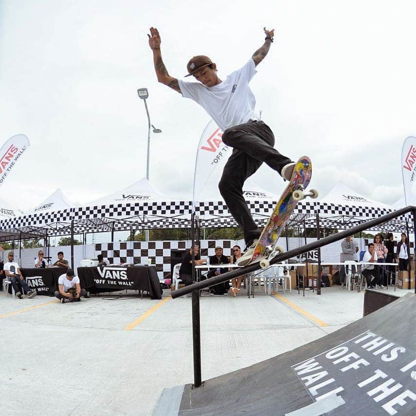 Vans Philippinesさんのインスタグラム写真 - (Vans PhilippinesInstagram)「Gather up with your homies and meet some new friends! See y'all tomorrow at @smcitylipa for the Vans Philippines Skate Clinic!  P.S. There's gonna be a BEST TRICK CONTEST, so if you're on it, be sure to register tomorrow.  #VansSkate #VansPhilippines」5月10日 14時06分 - vansphilippines