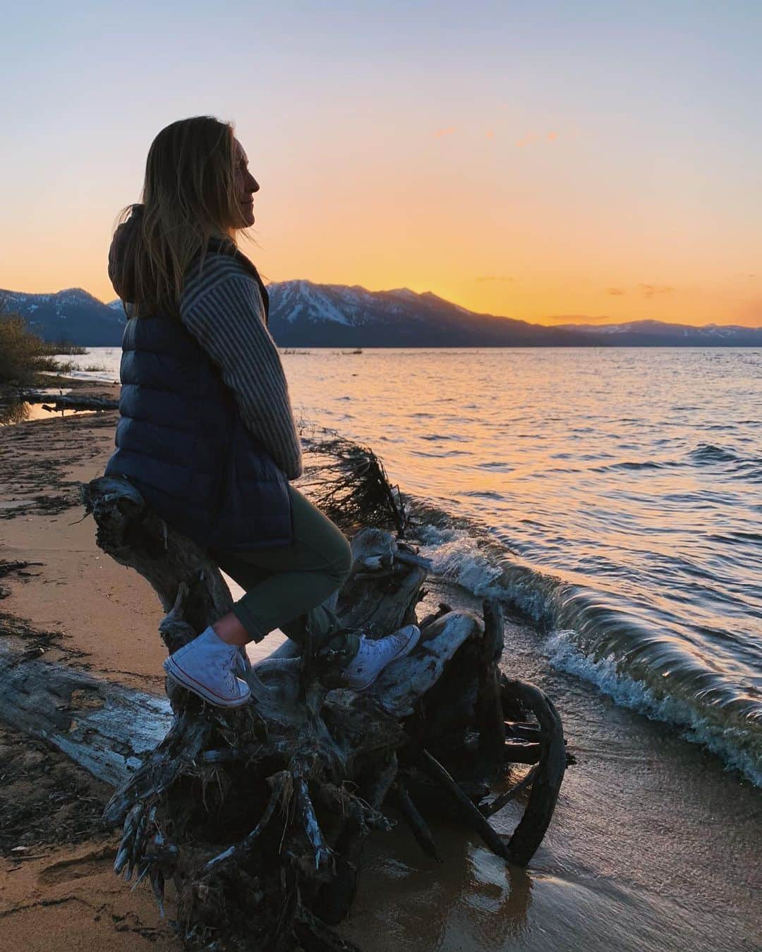 ジェイミー・アンダーソンのインスタグラム：「Tahoe sunsets 🙌 Thankful for everyday. Spent the last few in Yosemite valley with my sisters for a bachelorette celebration; I know, my sisters are awesome! Just being around their sweet souls & outgoing energy made me so happy and thankful for my family and where we were raised. 🙏💙🌏 📷 @dashanosova」