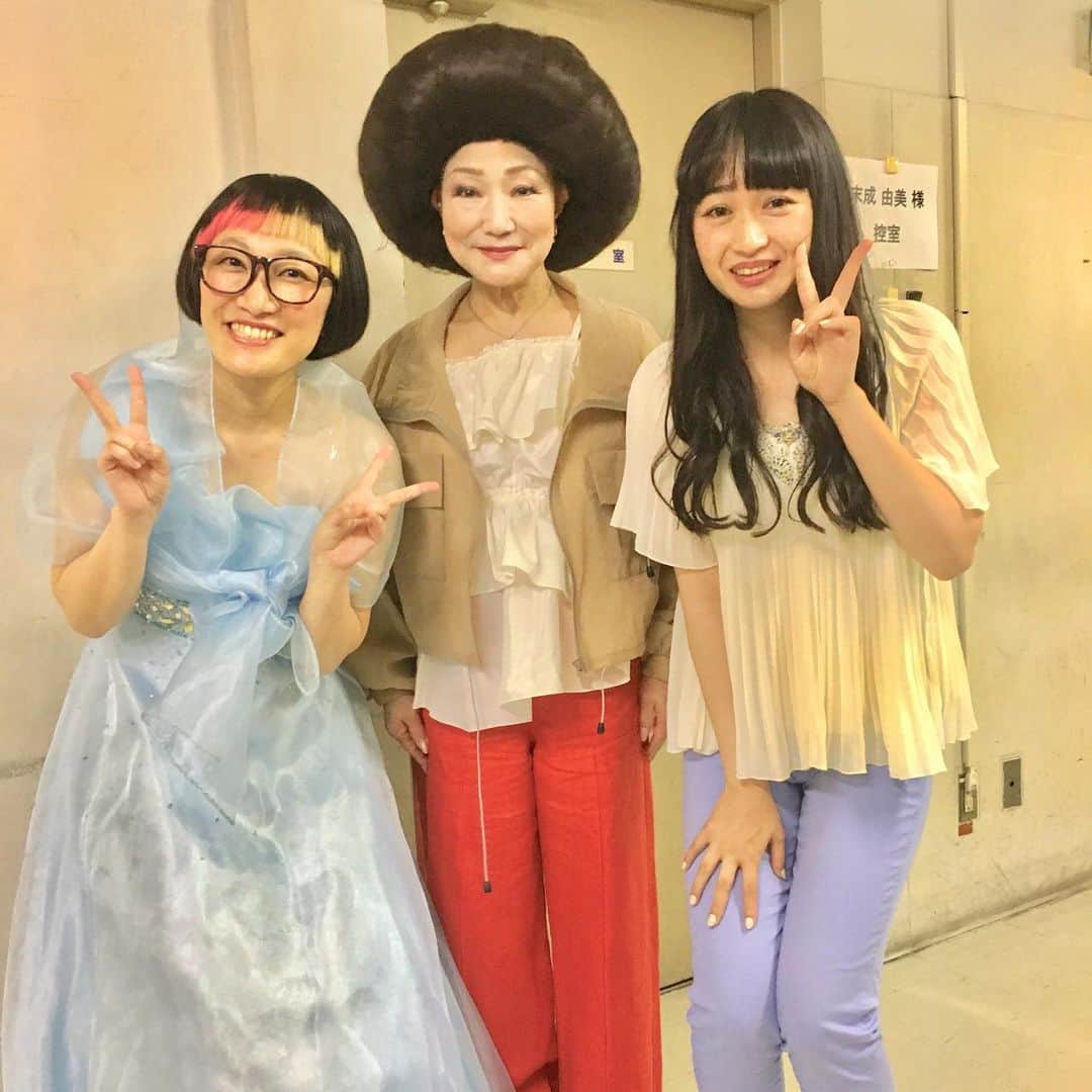 松浦志穂のインスタグラム：「末成由美さんと、、！！！⚡️⚡️⚡️ ・ 末成さんは普段からめっちゃくちゃにオシャレでファンキーで端々から溢れる女性らしさにこんな風に歳を重ねたいとマジで思う方🦋 ・ 初めて打ち上げまでご一緒させていただき、ゆっくりお話させていただきましたが「せっかく女性として生まれたからには可愛くいなくっちゃ損じゃない。いつも綺麗でいよう。オシャレしようって思わなくっちゃ」出てくるお言葉、お話、考え方もとてつもなく素敵でした。 ・ 小川ちゃんは幼い頃の夢が吉本新喜劇の女優さんだったからレジェンド末成さんのお言葉に前のめりになって眼圧強めに聞きすぎて「あんたどうしたん？」って言われてた😋😋 ・ #末成由美  #吉本新喜劇 #レジェンド #71歳でフルマラソン完走 #最強にオシャレ」