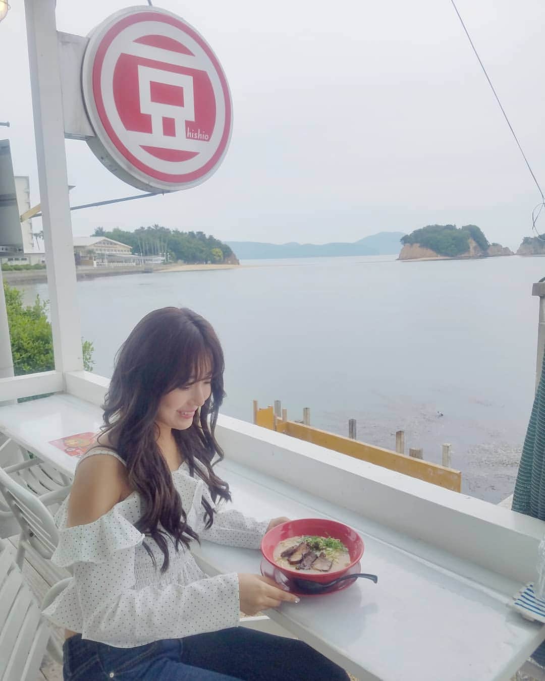 黛実希さんのインスタグラム写真 - (黛実希Instagram)「#みきぐるめ 🍜🍴💭 * 小豆島で1番食べたかった小豆島ラーメンHISHIO🤟❤️ エンジェルロードが真横にあってテラス席の目の前は一面海🏝️ 私が頼んだのは醤(ひしお)そば♡の麺硬めにしたよ🍜 すっっっっっっっごい美味しかった😭💓💓💓 特にこのお醤油だけで作った絶品チャーシューがほろほろで、とろとろで…味が染みまくってて最高に美味しかった😭😍🍴💕 スープは魚介醤油こっってり系♫ 大好物のお味で何杯も食べたかった…🤫❤️笑 * おばあちゃんが作ったチャーシューに敵うチャーシューはない✋って子供の頃からずっと思ってたけどこれは同じくらい美味しいチャーシューだったな♥ * * * #小豆島ラーメン#小豆島ラーメンhishio#小豆島グルメ#ラーメン好きな人と繋がりたい#ラーメン女子#香川#香川旅行#小豆島#小豆島旅行#小豆島観光#国内旅行#エンジェルロード#女子旅#タビジョ#라멘#카가와여행#일본여행#여행스타그램#좋아요반사#반사#팔로우#맞팔#선팔#소통#맞팔해요#소통해요#shodoshima#followme」5月10日 14時17分 - candymiiiki