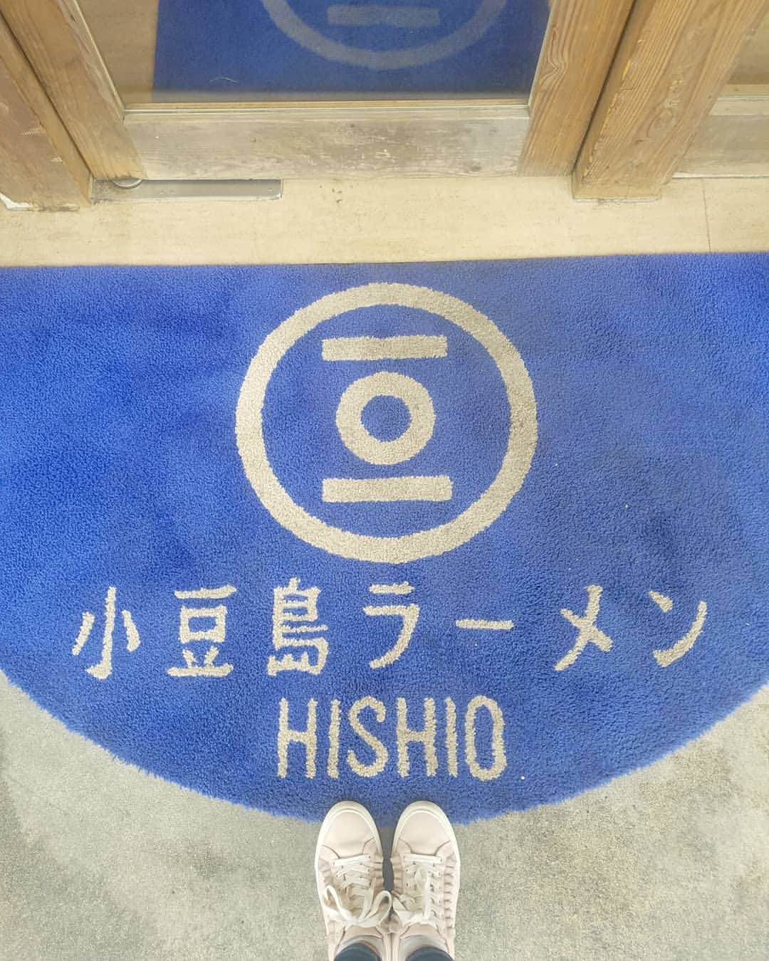 黛実希さんのインスタグラム写真 - (黛実希Instagram)「#みきぐるめ 🍜🍴💭 * 小豆島で1番食べたかった小豆島ラーメンHISHIO🤟❤️ エンジェルロードが真横にあってテラス席の目の前は一面海🏝️ 私が頼んだのは醤(ひしお)そば♡の麺硬めにしたよ🍜 すっっっっっっっごい美味しかった😭💓💓💓 特にこのお醤油だけで作った絶品チャーシューがほろほろで、とろとろで…味が染みまくってて最高に美味しかった😭😍🍴💕 スープは魚介醤油こっってり系♫ 大好物のお味で何杯も食べたかった…🤫❤️笑 * おばあちゃんが作ったチャーシューに敵うチャーシューはない✋って子供の頃からずっと思ってたけどこれは同じくらい美味しいチャーシューだったな♥ * * * #小豆島ラーメン#小豆島ラーメンhishio#小豆島グルメ#ラーメン好きな人と繋がりたい#ラーメン女子#香川#香川旅行#小豆島#小豆島旅行#小豆島観光#国内旅行#エンジェルロード#女子旅#タビジョ#라멘#카가와여행#일본여행#여행스타그램#좋아요반사#반사#팔로우#맞팔#선팔#소통#맞팔해요#소통해요#shodoshima#followme」5月10日 14時17分 - candymiiiki