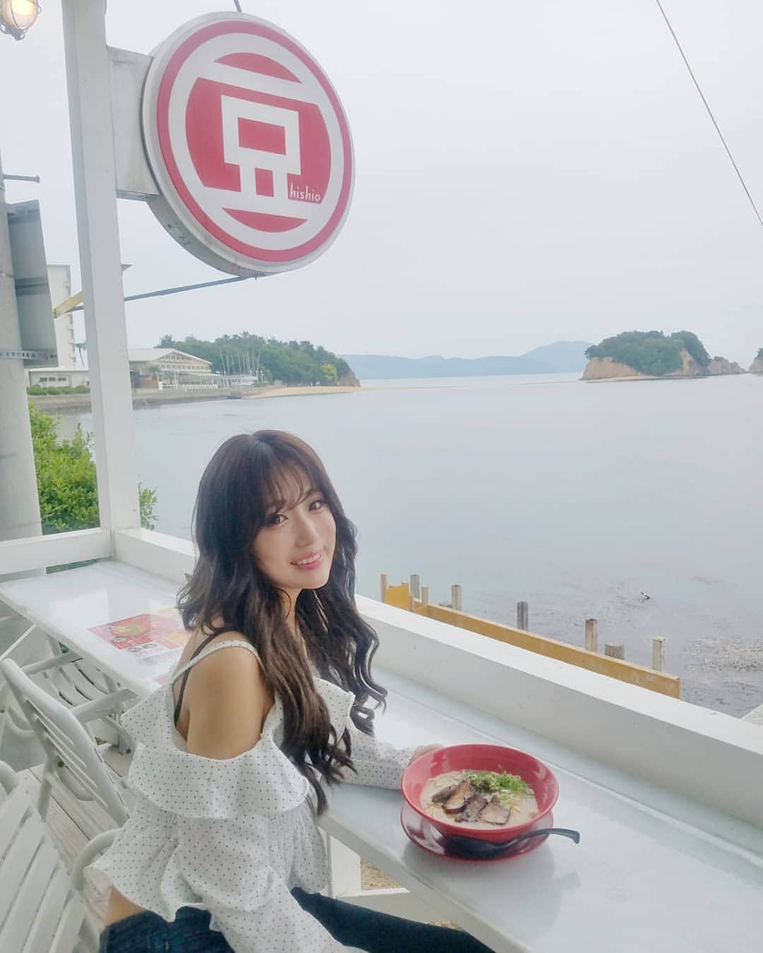 黛実希さんのインスタグラム写真 - (黛実希Instagram)「#みきぐるめ 🍜🍴💭 * 小豆島で1番食べたかった小豆島ラーメンHISHIO🤟❤️ エンジェルロードが真横にあってテラス席の目の前は一面海🏝️ 私が頼んだのは醤(ひしお)そば♡の麺硬めにしたよ🍜 すっっっっっっっごい美味しかった😭💓💓💓 特にこのお醤油だけで作った絶品チャーシューがほろほろで、とろとろで…味が染みまくってて最高に美味しかった😭😍🍴💕 スープは魚介醤油こっってり系♫ 大好物のお味で何杯も食べたかった…🤫❤️笑 * おばあちゃんが作ったチャーシューに敵うチャーシューはない✋って子供の頃からずっと思ってたけどこれは同じくらい美味しいチャーシューだったな♥ * * * #小豆島ラーメン#小豆島ラーメンhishio#小豆島グルメ#ラーメン好きな人と繋がりたい#ラーメン女子#香川#香川旅行#小豆島#小豆島旅行#小豆島観光#国内旅行#エンジェルロード#女子旅#タビジョ#라멘#카가와여행#일본여행#여행스타그램#좋아요반사#반사#팔로우#맞팔#선팔#소통#맞팔해요#소통해요#shodoshima#followme」5月10日 14時17分 - candymiiiki
