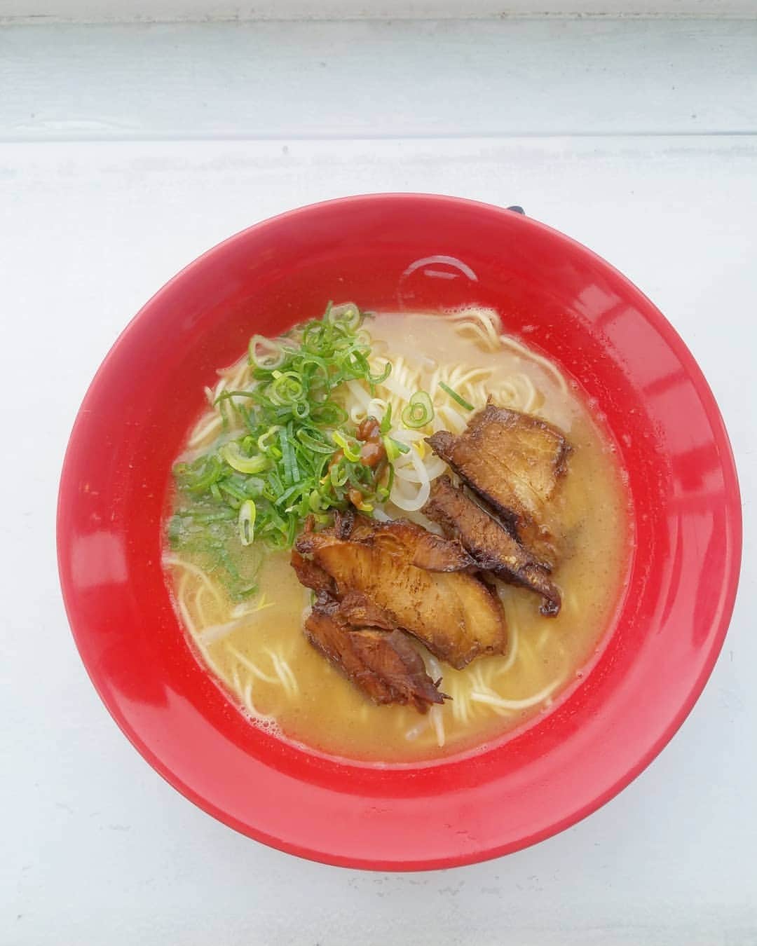 黛実希さんのインスタグラム写真 - (黛実希Instagram)「#みきぐるめ 🍜🍴💭 * 小豆島で1番食べたかった小豆島ラーメンHISHIO🤟❤️ エンジェルロードが真横にあってテラス席の目の前は一面海🏝️ 私が頼んだのは醤(ひしお)そば♡の麺硬めにしたよ🍜 すっっっっっっっごい美味しかった😭💓💓💓 特にこのお醤油だけで作った絶品チャーシューがほろほろで、とろとろで…味が染みまくってて最高に美味しかった😭😍🍴💕 スープは魚介醤油こっってり系♫ 大好物のお味で何杯も食べたかった…🤫❤️笑 * おばあちゃんが作ったチャーシューに敵うチャーシューはない✋って子供の頃からずっと思ってたけどこれは同じくらい美味しいチャーシューだったな♥ * * * #小豆島ラーメン#小豆島ラーメンhishio#小豆島グルメ#ラーメン好きな人と繋がりたい#ラーメン女子#香川#香川旅行#小豆島#小豆島旅行#小豆島観光#国内旅行#エンジェルロード#女子旅#タビジョ#라멘#카가와여행#일본여행#여행스타그램#좋아요반사#반사#팔로우#맞팔#선팔#소통#맞팔해요#소통해요#shodoshima#followme」5月10日 14時17分 - candymiiiki