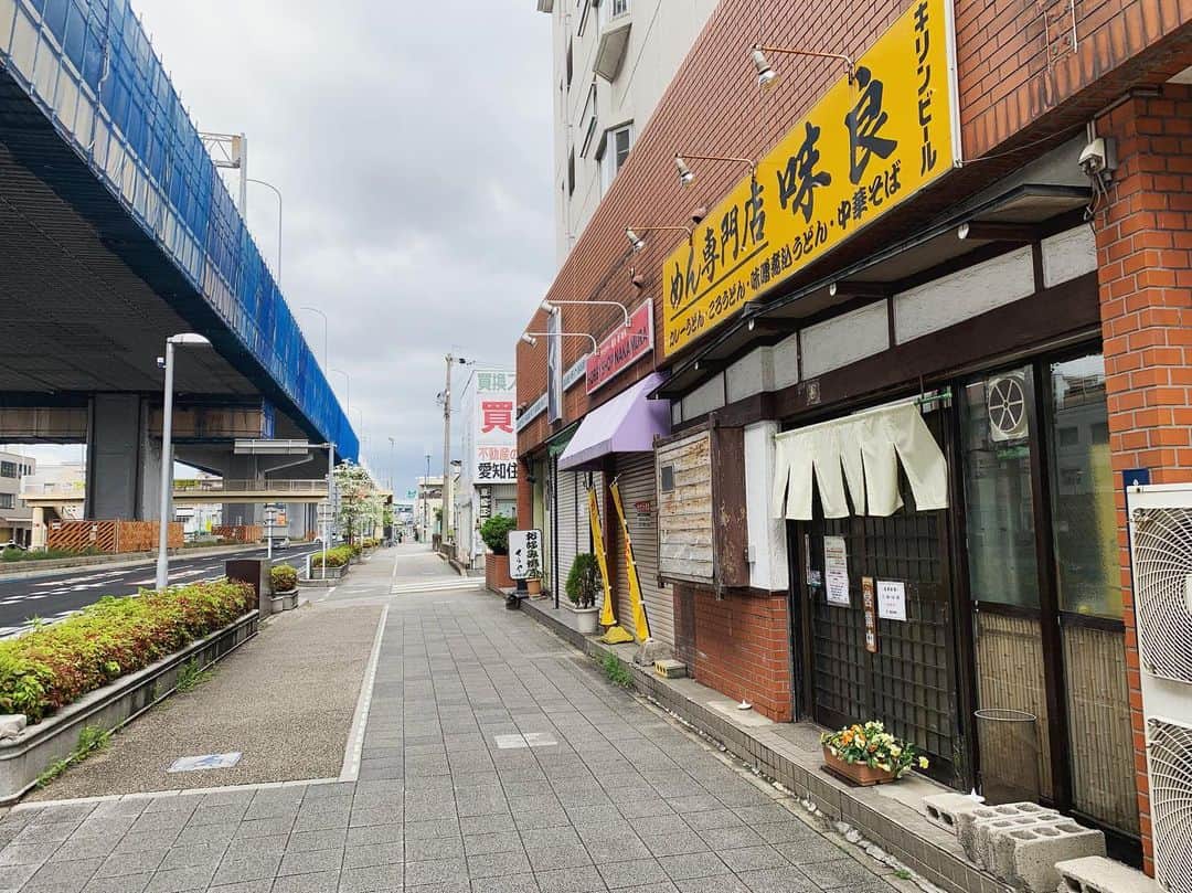 DJ MEGURUさんのインスタグラム写真 - (DJ MEGURUInstagram)「めん専門店味良さんにお邪魔してきました。  ここの名物は何と言ってもカレーうどん！  わたくし大のカレーうどん好きで名古屋の色んなカレーうどん屋さんを食べて周ってきました。  カレーうどんは歴とした名古屋飯だと私は思うのです。  歴史を振り返れば黒川の鯱乃屋、ここは元々は若鯱家で今は鯱乃屋だけどこれも厳密には元祖の方ではなく…なんて話は長くなるのでまたの機会にしたいと思いますが兎も角元祖の店でお弟子さんが出されてるいる若鯱家の暖簾分けシリーズも散々食べ歩きました。  最近は清明山の若鯱家もなくなり美味しいカレーうどんの店が減りつつあるのは寂しい限りだったのですが、この鯱シリーズでなくとも美味しいカレーうどんを食べさせてくれる店が数点あるのですがそのうちの一店がここでございます！  ここはカレーと味噌の煮込みしか出していませんが、看板を見ると中華そばなど記載されているのでその昔は提供していたのでしょう。  今は二つのメニューだけを提供しているおみせです。  さて肝心のカレーうどんですがお汁はおくぶかーい所にいるお出汁が非常にアクセントになっておりリッチな少しピリ辛のスパイスが下の上で踊ります。  麺やというだけあってしっーかりコシのある中太麺。  鯱シリーズはなんといってもインパクトのあるごん太の麺が特徴で、あれを嚙みちぎりながら頂くのが乙なんですがここの麺も太さ違えどしっかりとした噛みごたえが堪能できて食を進めます。  今回食べて再確認したのはカレーうどんにはつるっといける麺よりも食べ応えのあるような太麺やコシのある麺の方が合うってこと。  麺のコシを味わって噛めば噛むほどスパイスと絡み合ってカレーうどん本来の魅力が引き出されるんだと思います。  んー。書いてるだけでまた食べたくなるこの余韻とインパクト。もっと評価されてもいい名店だと思います。  美味しゅうございました♡  #メグルメ #めぐるのぐるめ #megurume #フードアナリスト #名古屋飯 #うどんが美味しいお店 #udon #japanesesoba #greatjapanesefood #nagoya #food #味良 #北区 #カレーうどん」5月10日 14時13分 - meguru_3starspro