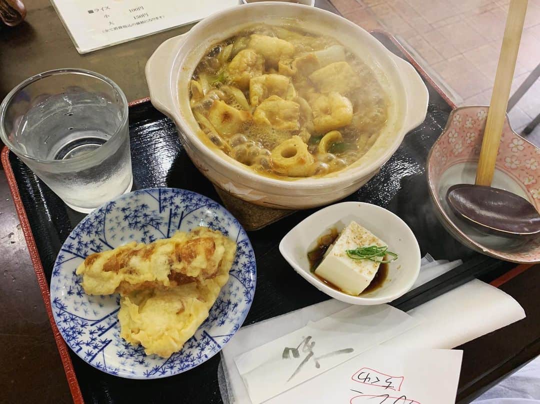 DJ MEGURUさんのインスタグラム写真 - (DJ MEGURUInstagram)「めん専門店味良さんにお邪魔してきました。  ここの名物は何と言ってもカレーうどん！  わたくし大のカレーうどん好きで名古屋の色んなカレーうどん屋さんを食べて周ってきました。  カレーうどんは歴とした名古屋飯だと私は思うのです。  歴史を振り返れば黒川の鯱乃屋、ここは元々は若鯱家で今は鯱乃屋だけどこれも厳密には元祖の方ではなく…なんて話は長くなるのでまたの機会にしたいと思いますが兎も角元祖の店でお弟子さんが出されてるいる若鯱家の暖簾分けシリーズも散々食べ歩きました。  最近は清明山の若鯱家もなくなり美味しいカレーうどんの店が減りつつあるのは寂しい限りだったのですが、この鯱シリーズでなくとも美味しいカレーうどんを食べさせてくれる店が数点あるのですがそのうちの一店がここでございます！  ここはカレーと味噌の煮込みしか出していませんが、看板を見ると中華そばなど記載されているのでその昔は提供していたのでしょう。  今は二つのメニューだけを提供しているおみせです。  さて肝心のカレーうどんですがお汁はおくぶかーい所にいるお出汁が非常にアクセントになっておりリッチな少しピリ辛のスパイスが下の上で踊ります。  麺やというだけあってしっーかりコシのある中太麺。  鯱シリーズはなんといってもインパクトのあるごん太の麺が特徴で、あれを嚙みちぎりながら頂くのが乙なんですがここの麺も太さ違えどしっかりとした噛みごたえが堪能できて食を進めます。  今回食べて再確認したのはカレーうどんにはつるっといける麺よりも食べ応えのあるような太麺やコシのある麺の方が合うってこと。  麺のコシを味わって噛めば噛むほどスパイスと絡み合ってカレーうどん本来の魅力が引き出されるんだと思います。  んー。書いてるだけでまた食べたくなるこの余韻とインパクト。もっと評価されてもいい名店だと思います。  美味しゅうございました♡  #メグルメ #めぐるのぐるめ #megurume #フードアナリスト #名古屋飯 #うどんが美味しいお店 #udon #japanesesoba #greatjapanesefood #nagoya #food #味良 #北区 #カレーうどん」5月10日 14時13分 - meguru_3starspro
