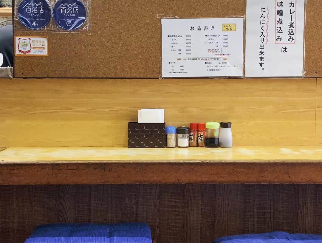 DJ MEGURUさんのインスタグラム写真 - (DJ MEGURUInstagram)「めん専門店味良さんにお邪魔してきました。  ここの名物は何と言ってもカレーうどん！  わたくし大のカレーうどん好きで名古屋の色んなカレーうどん屋さんを食べて周ってきました。  カレーうどんは歴とした名古屋飯だと私は思うのです。  歴史を振り返れば黒川の鯱乃屋、ここは元々は若鯱家で今は鯱乃屋だけどこれも厳密には元祖の方ではなく…なんて話は長くなるのでまたの機会にしたいと思いますが兎も角元祖の店でお弟子さんが出されてるいる若鯱家の暖簾分けシリーズも散々食べ歩きました。  最近は清明山の若鯱家もなくなり美味しいカレーうどんの店が減りつつあるのは寂しい限りだったのですが、この鯱シリーズでなくとも美味しいカレーうどんを食べさせてくれる店が数点あるのですがそのうちの一店がここでございます！  ここはカレーと味噌の煮込みしか出していませんが、看板を見ると中華そばなど記載されているのでその昔は提供していたのでしょう。  今は二つのメニューだけを提供しているおみせです。  さて肝心のカレーうどんですがお汁はおくぶかーい所にいるお出汁が非常にアクセントになっておりリッチな少しピリ辛のスパイスが下の上で踊ります。  麺やというだけあってしっーかりコシのある中太麺。  鯱シリーズはなんといってもインパクトのあるごん太の麺が特徴で、あれを嚙みちぎりながら頂くのが乙なんですがここの麺も太さ違えどしっかりとした噛みごたえが堪能できて食を進めます。  今回食べて再確認したのはカレーうどんにはつるっといける麺よりも食べ応えのあるような太麺やコシのある麺の方が合うってこと。  麺のコシを味わって噛めば噛むほどスパイスと絡み合ってカレーうどん本来の魅力が引き出されるんだと思います。  んー。書いてるだけでまた食べたくなるこの余韻とインパクト。もっと評価されてもいい名店だと思います。  美味しゅうございました♡  #メグルメ #めぐるのぐるめ #megurume #フードアナリスト #名古屋飯 #うどんが美味しいお店 #udon #japanesesoba #greatjapanesefood #nagoya #food #味良 #北区 #カレーうどん」5月10日 14時13分 - meguru_3starspro