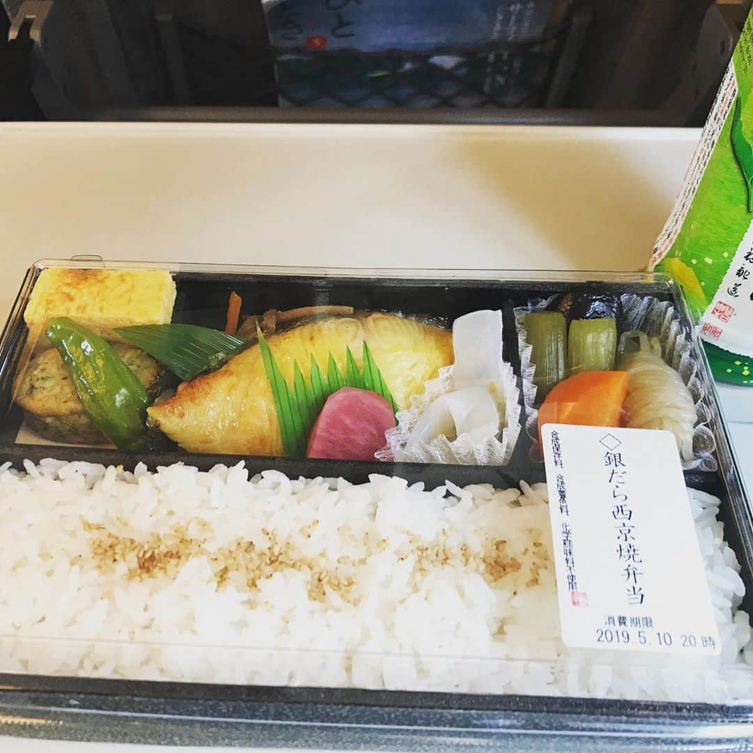 安蘭けいさんのインスタグラム写真 - (安蘭けいInstagram)「本日の駅弁はこちらでーす🍱✨ 銀ダラの西京焼きは最強です😜💕 #ダジャレ #親父ギャグではない #駅弁  #いざ宝塚へ🚄 #マグノリアホールでお待ちしています」5月10日 14時16分 - toko_aran