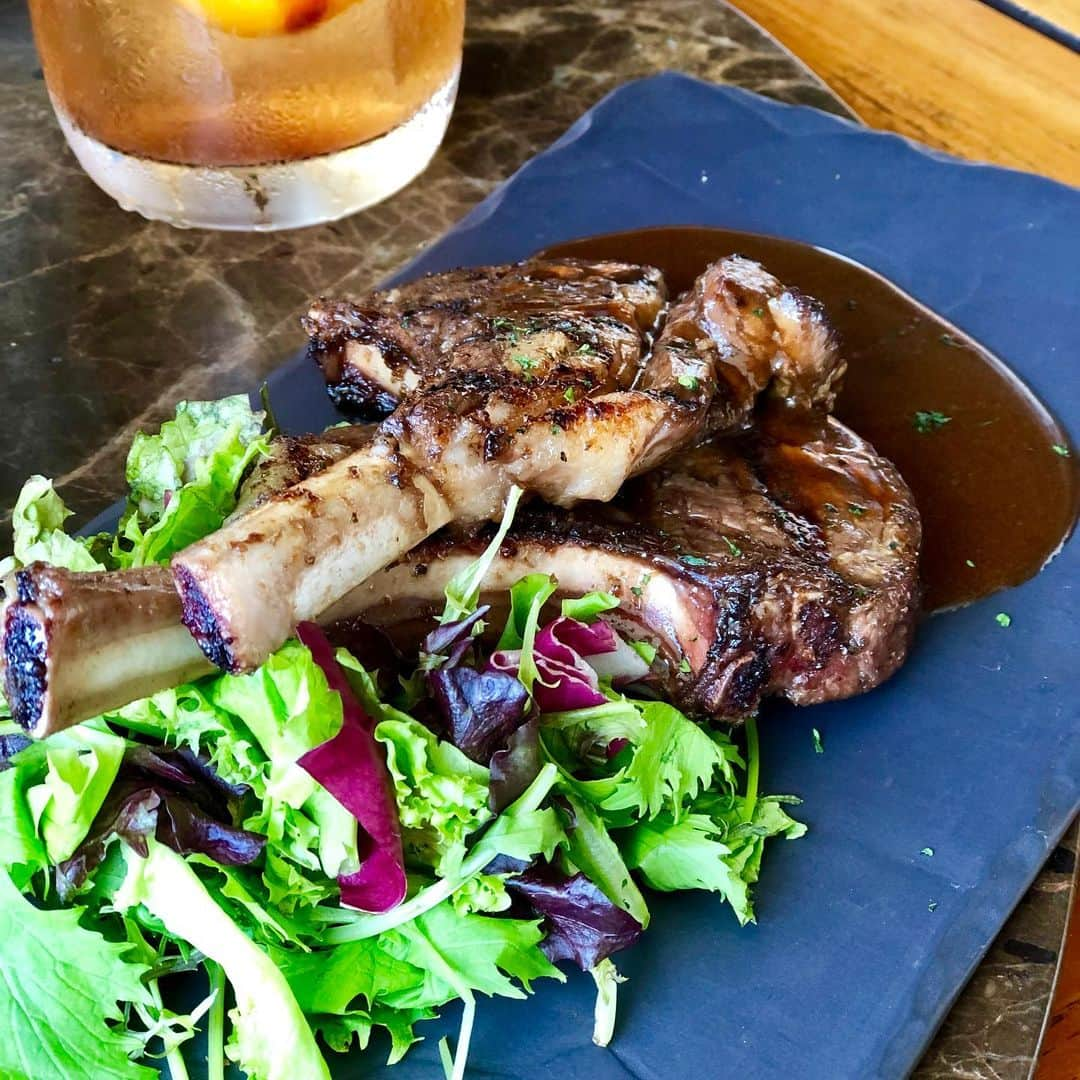 Trump Waikikiさんのインスタグラム写真 - (Trump WaikikiInstagram)「Taste Chermoula lamb chops marinated in balsamic vinegar, cilantro, ginger, garlic, lemon and red wine reduction at Wai‘olu Ocean Cuisine. #trumpwaikiki #neversettle #lambchop #waioluoceancuisine  バルサミコ酢、コリアンダー、ジンジャー、ガーリックレモンでモロッコ風にマリネしたラムチョップを、香ばしく焼き上げました。赤ワインのリダクションソースとともに。 #ワイオルオーシャンキィジーヌ #トランプワイキキ #ラムチョップ #ディナー #ハワイでディナー」5月10日 14時26分 - trumpwaikiki