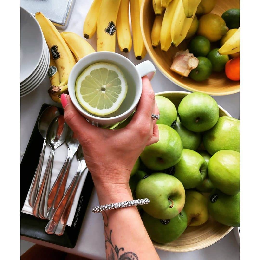 トレーシー・キスさんのインスタグラム写真 - (トレーシー・キスInstagram)「Good morning my darlings from sunny Ibiza. I’m starting my day with a cup of lemon and ginger tea and a whole lot of juicy fresh fruit and enthusiasm for life! How will you be welcoming Friday? ------------------------ #morning #goals #friday #ibiza #tracykiss #girlswithmuscles #bodygoals #femaleempowerment #muscles #booty #tattoo #healthy #bodytransformation #inspiration #wcw #motivation #ootd #fashion #weightloss #fitness #weightlossjourney #girlpower #thick #ootn #lotd #veganism #girl #gym #bodybuilding #vegan」5月10日 14時21分 - tracykissdotcom