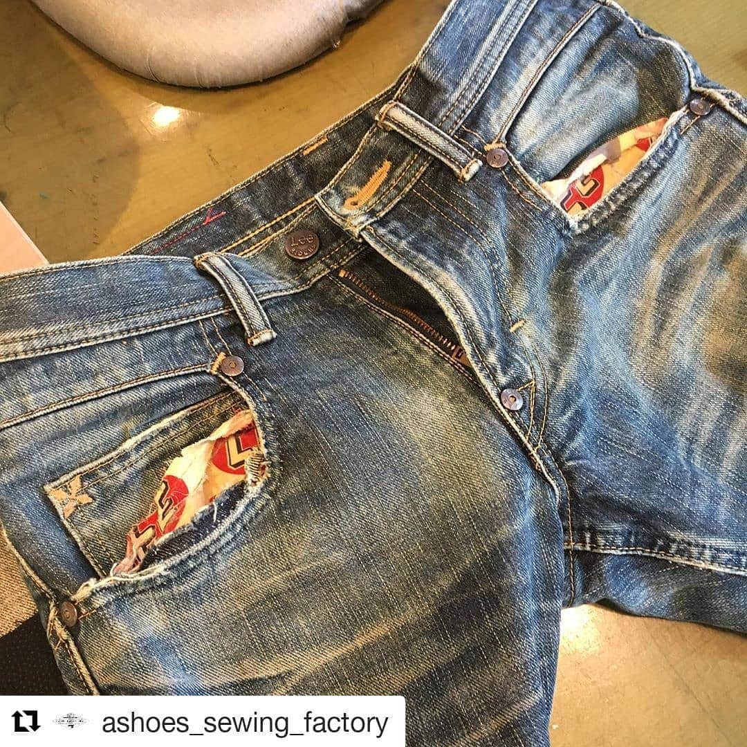 select shop「ASHOES」 SHOP STAFFのインスタグラム：「#Repost @ashoes_sewing_factory (@get_repost) ・・・ 前ポケットくちとスレキポケットのリペア。  デニムでは最も入り組んだ箇所で、リベットを外さずリペアする場合、ミシンを入れるスペースの狭さや、スレキやポケット口の生地目を整える労があるリペアです。  時間をかけて元のガーブを整えながら作業しました。  お気軽に ご相談ください。 −−−−−−−−−−− ジーンズをカッティングから丸縫いもしています。  シルエットの別注も可能です。 −−−−−−−−−−− #リメイク #デニムリペア #ジーンズ修理 #デニム修理 #サイズ変更 #幅出し #handmade #ハンドメイド #ashoes #亜洲'S #さいたま #大宮 #デニム #ジーンズ #裾上げ #チェーンステッチ #お直し #リペア #穴埋め #タタキ #singersewing #Unionspecial #sewing #sewingmachine #ミシン #シンガーミシン #ユニオンスペシャル #jukI #unionspecial43200g」