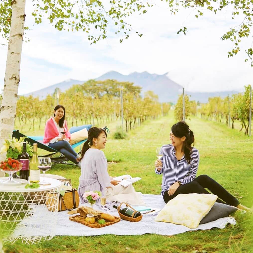 のインスタグラム：「絶景の葡萄畑で雄大な自然とワインを満喫する「ヴィンヤードブランチ」 Enjoy wine and nature in a vineyard brunch between the grapevines. #星野リゾート #リゾナーレ八ヶ岳 #リゾナーレ #八ヶ岳 #ワイン #葡萄畑 #ブランチ #女子会 #hoshinoresorts #risonareyatsugatake #risonare #grape #grapevine #wine #brunch #vineyard」