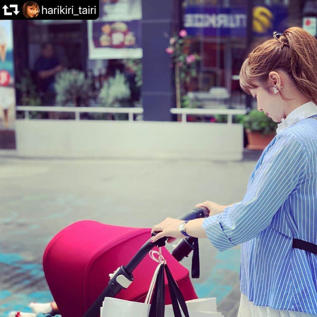 かわいいベビー服・子供服Babychuさんのインスタグラム写真 - (かわいいベビー服・子供服BabychuInstagram)「【360度回転🔄おしゃれベビーカーフック】 . おしゃれな便利グッズで大人気の✨e.x.p.japon✨ お出かけが増えるこの季節、 ベビーカー周りのアイテムが大人気😉🌈 . タレントの平愛梨さんが、べびちゅでも販売中の 「＜360度回転＞バギーフック」 を愛用されているとのこと👀💕 . べびちゅインスタグラムトップのURLからチェックしてね✔ . . #repost @harikiri_tairi ・・・ 買わなきゃ!と思っていたベビーカーに装着できるフック✨ トルコで探しても中々見当たらず😢 内山信二さんから頂きました🤩 ほんとに欲しかったのでタイムリーすぎて嬉しすぎます😍 早速付けてお買い物✨ 頑丈でオシャレで抜群すぎる‼ 折れる心配なく安心してスーパーやショッピングモールハシゴしちゃった🙈 とってもオススメです✨ リュックも早くバンビーノに背負わせたい🤩 @meetbowl2929 @e.x.p.japon_official . . #イーエクスピージャポン #expjapon #エクスプレナード #exprenade #バギーフック　#ベビーカーフック #べびちゅ #babychu #ig_kidsphoto #ig_babyphoto #かわいい #子供服 #ベビー服 #親バカ部 #女の子 #男の子 #娘 #息子 #赤ちゃん #ベビーコーデ #キッズコーデ #ベビーファッション #キッズファッション #出産祝い #baby #babychujp」5月10日 14時44分 - babychu2014